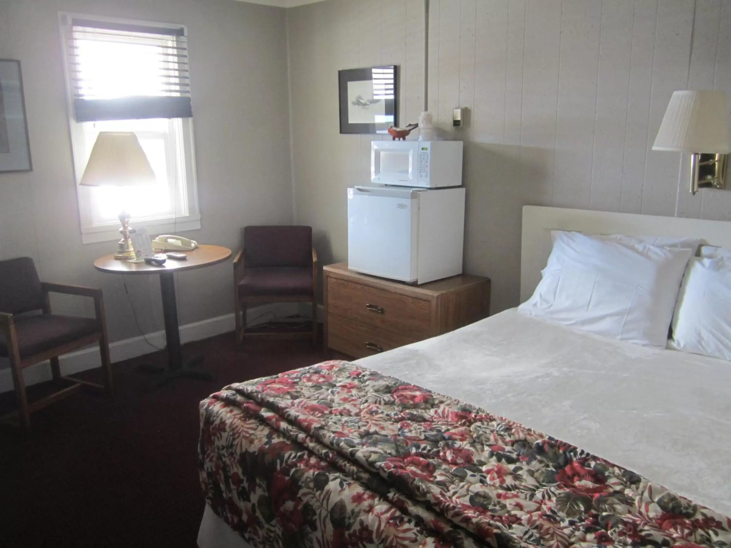 Photo of the whole room, Bed in Big Horn Motel