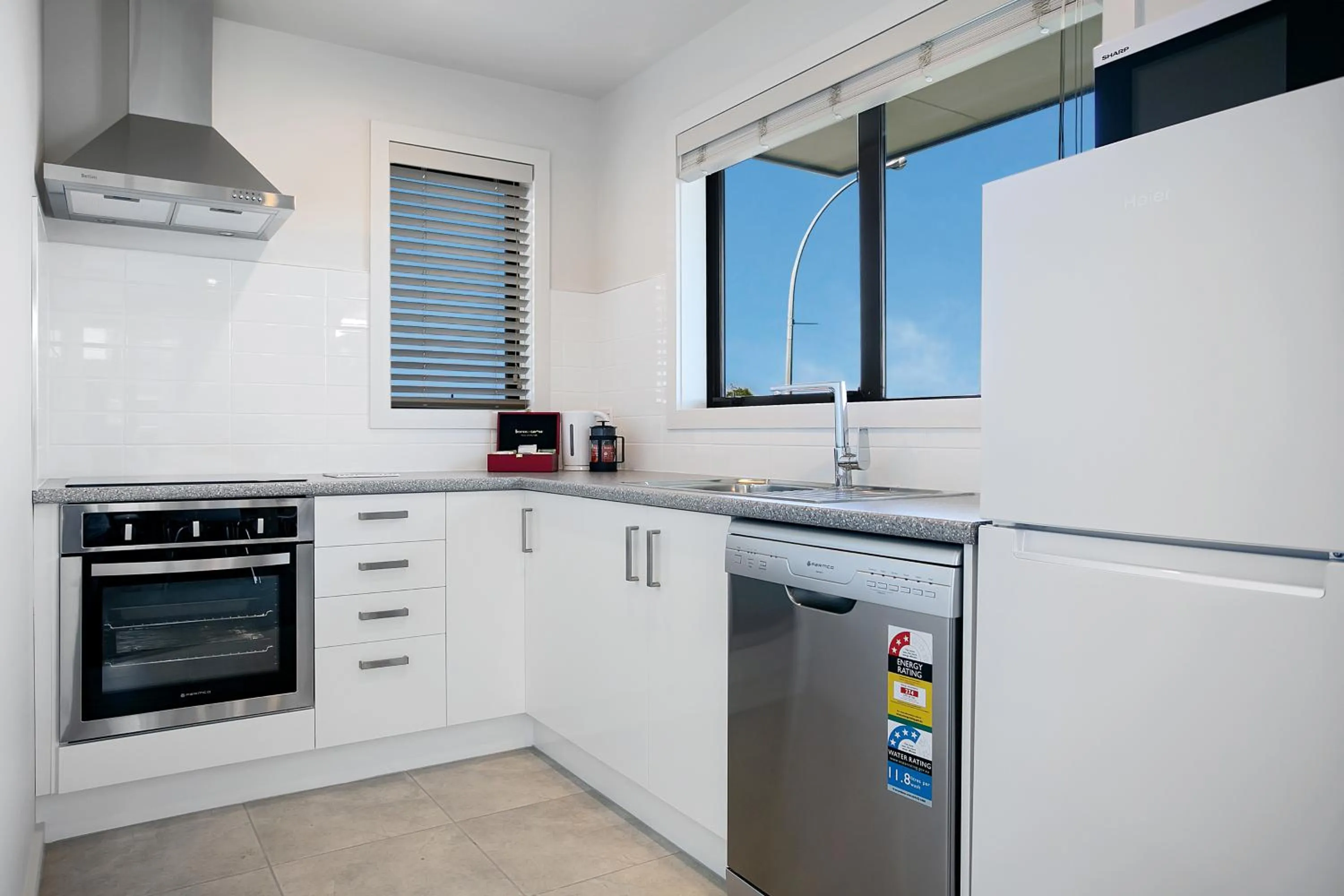 Coffee/tea facilities in Acacia Lake View Motel