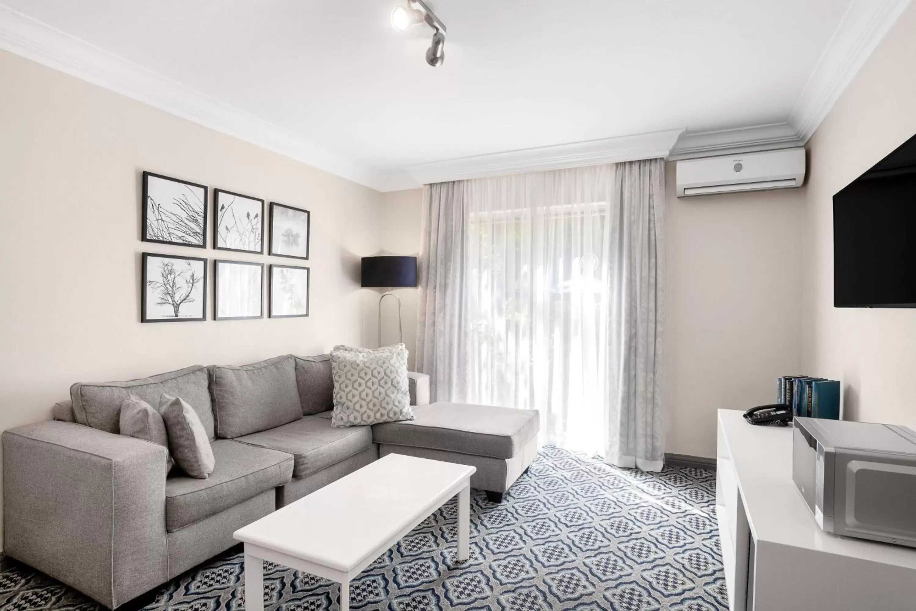 Bedroom, Seating Area in Protea Hotel by Marriott Johannesburg Balalaika Sandton