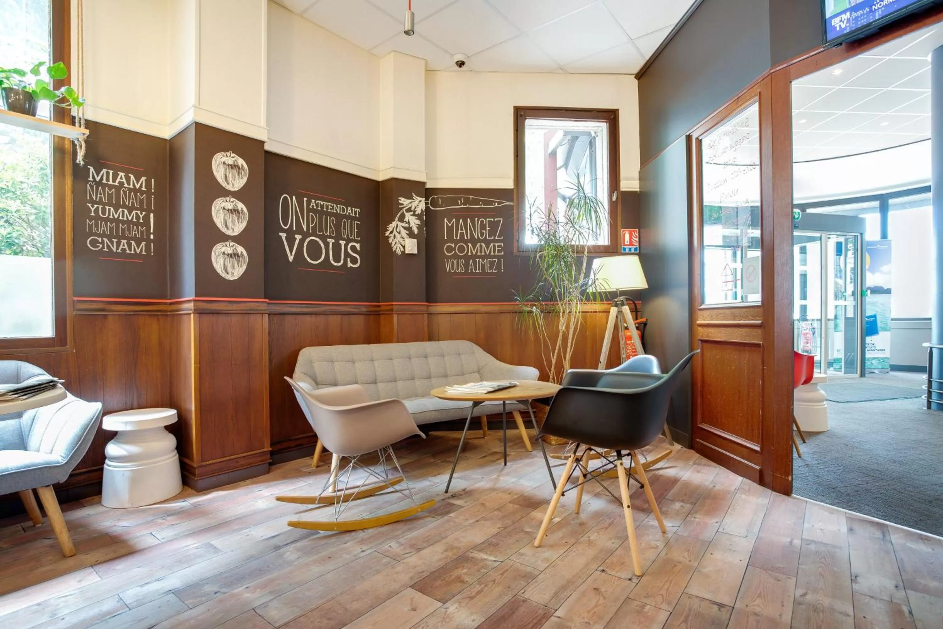 Lounge or bar in ibis Angers Centre Chateau