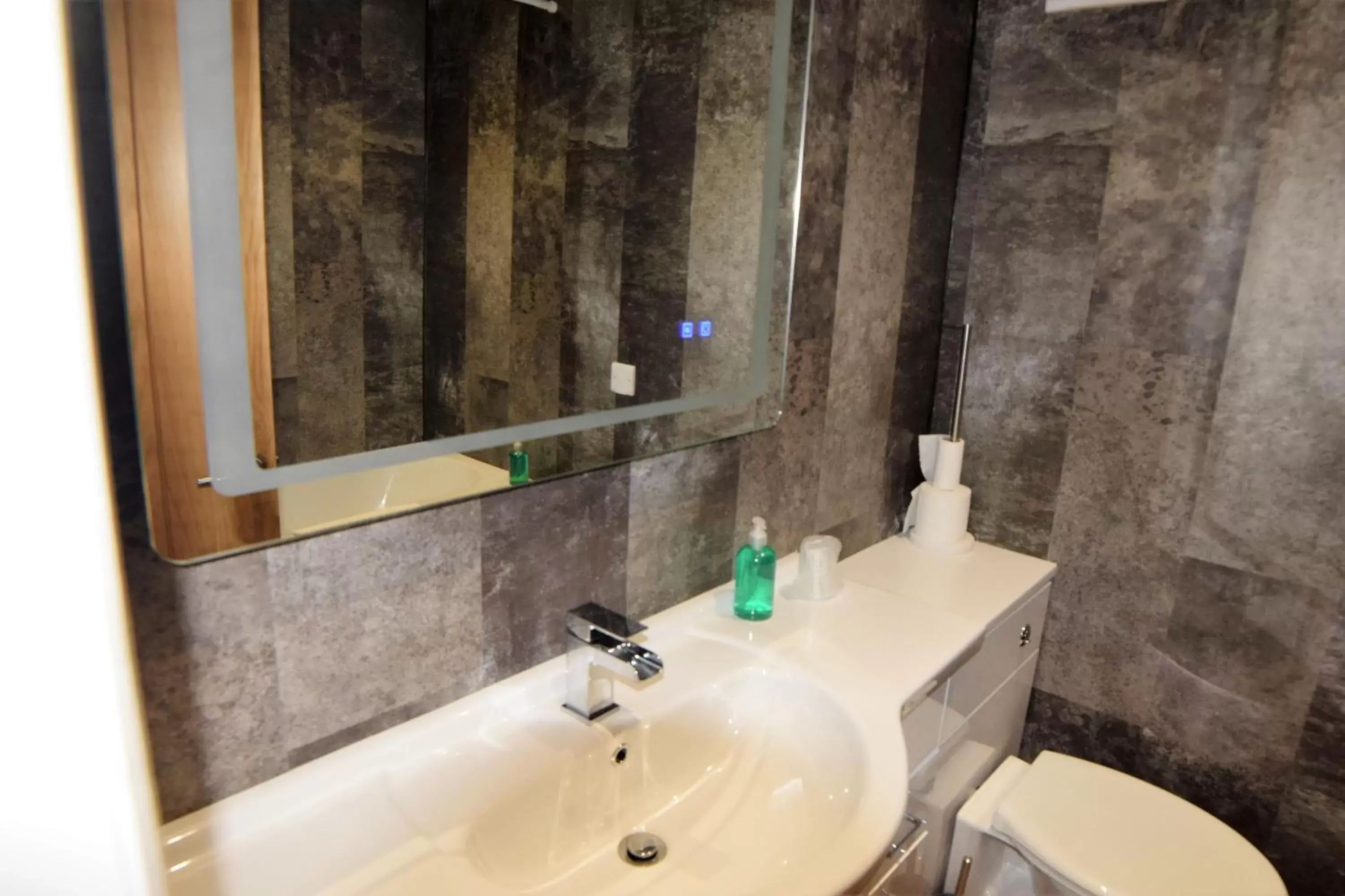 Bathroom in Dovedale Hotel and Restaurant