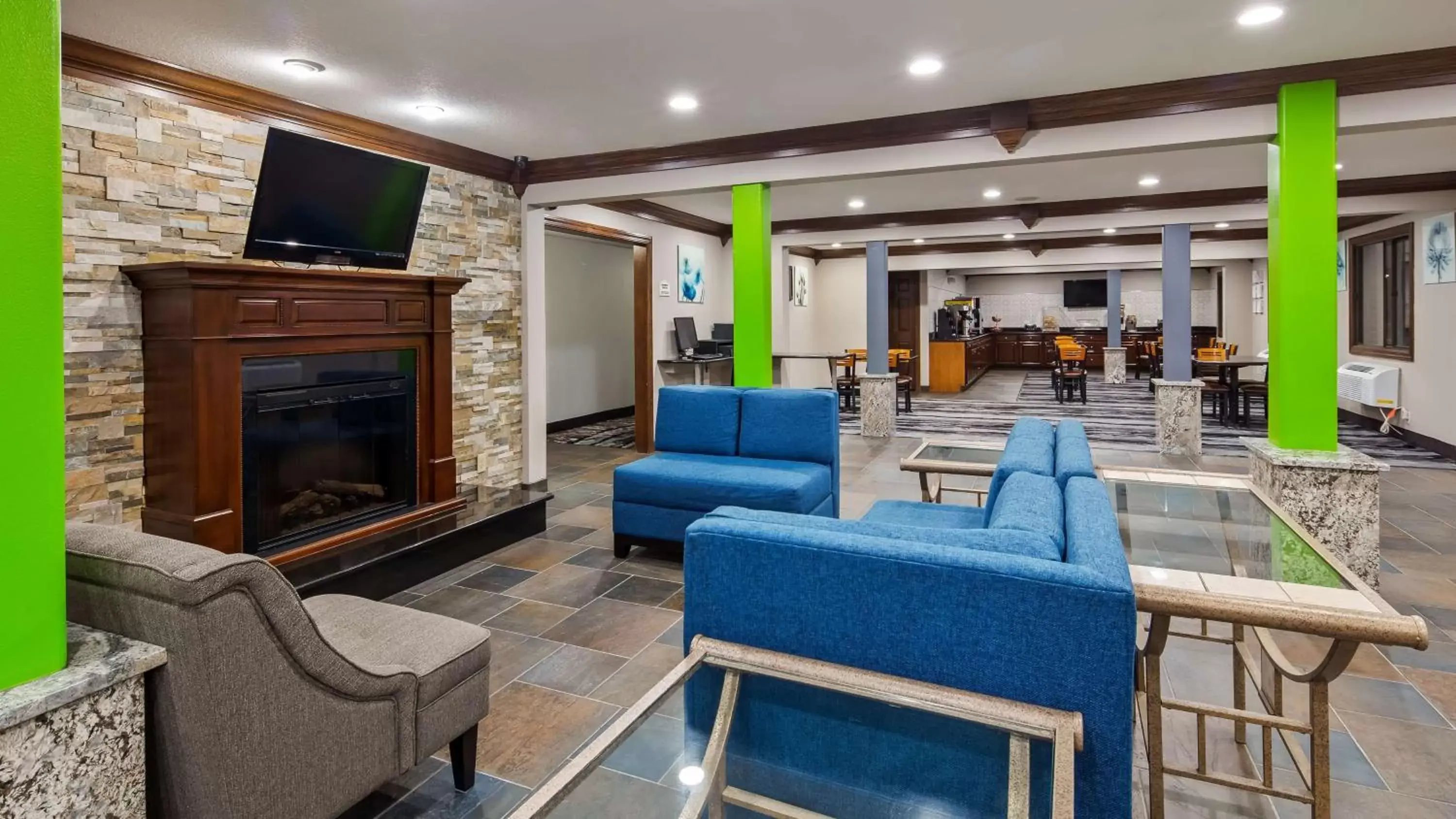 Lobby or reception, Lounge/Bar in SureStay Hotel by Best Western Cedar Rapids