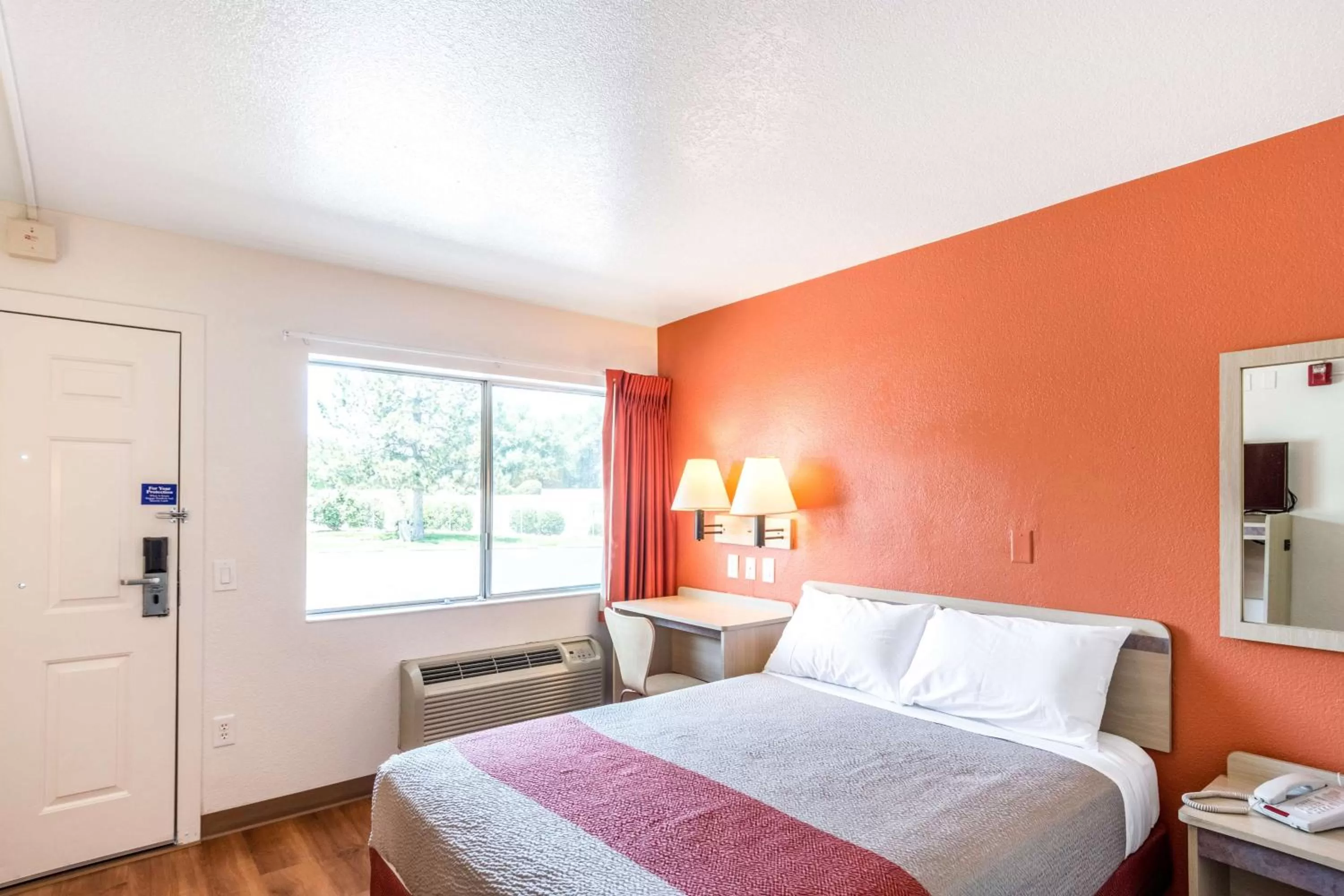 TV and multimedia, Bed in Motel 6-Redding, CA - Central