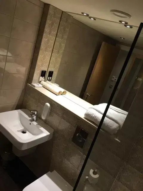 Bathroom in Sandford House Hotel Wetherspoon