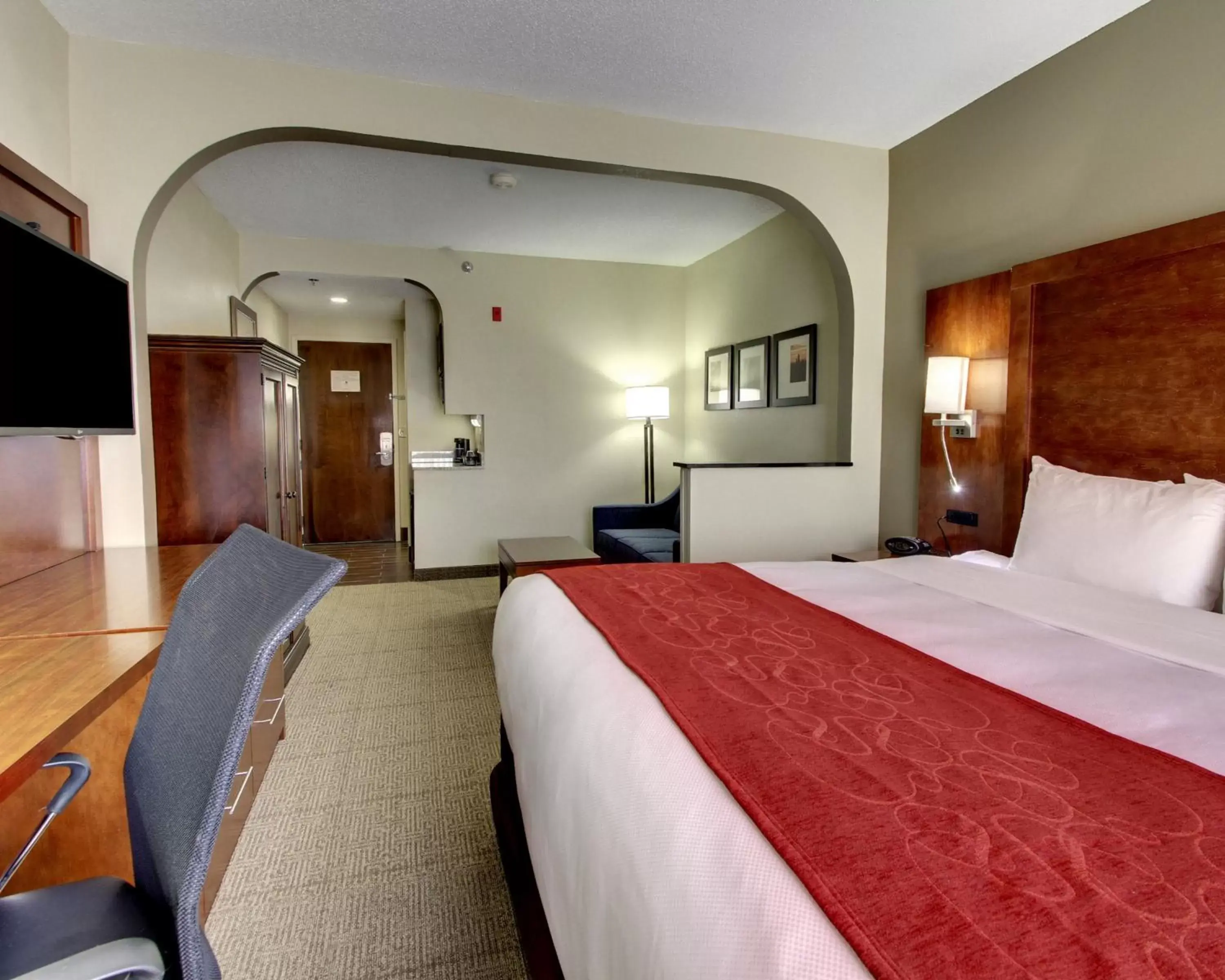 King Suite with Spa Bath - Non-Smoking in Comfort Suites Research Park - University