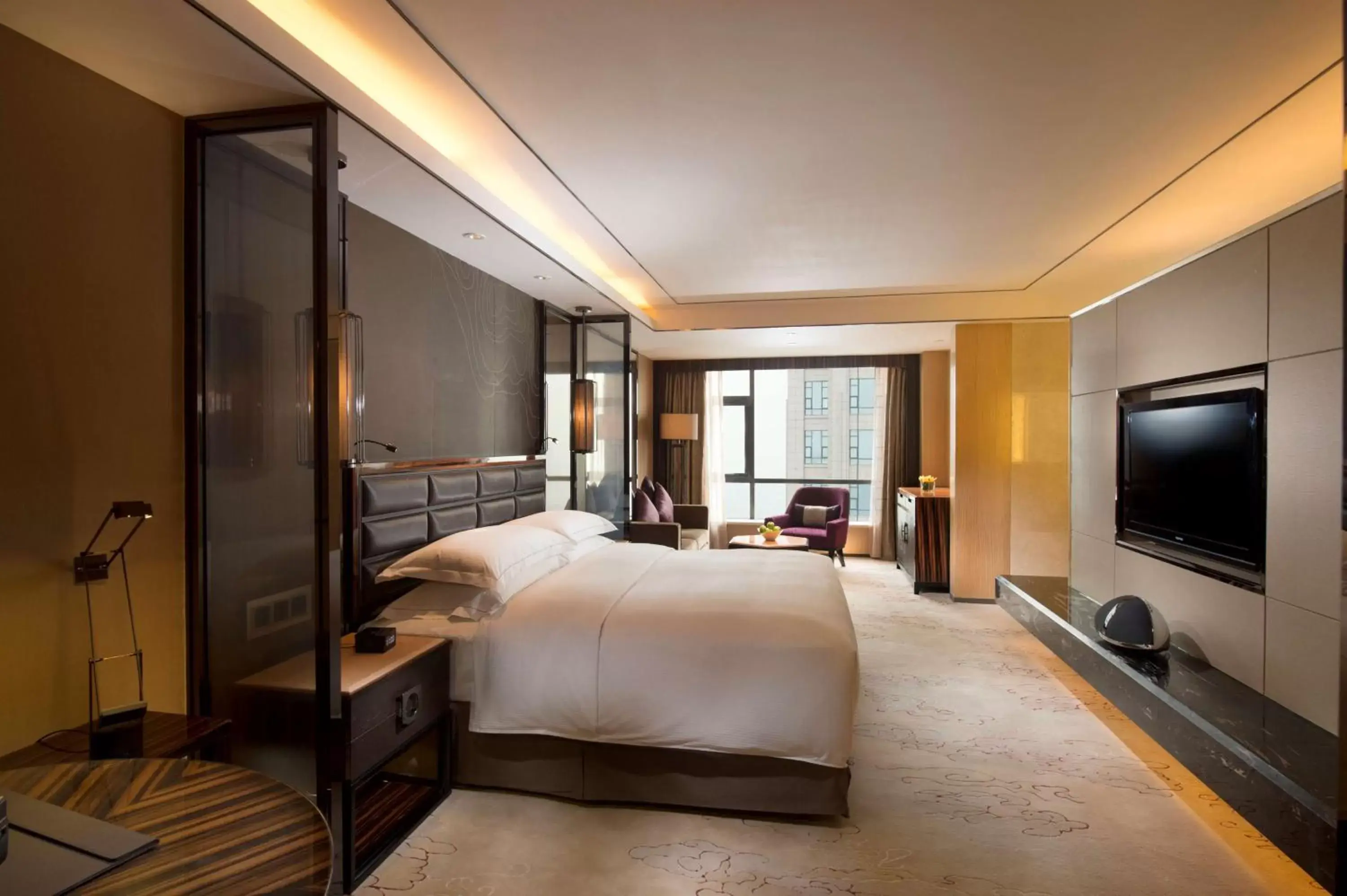 Bed, TV/Entertainment Center in Hilton Zhongshan Downtown