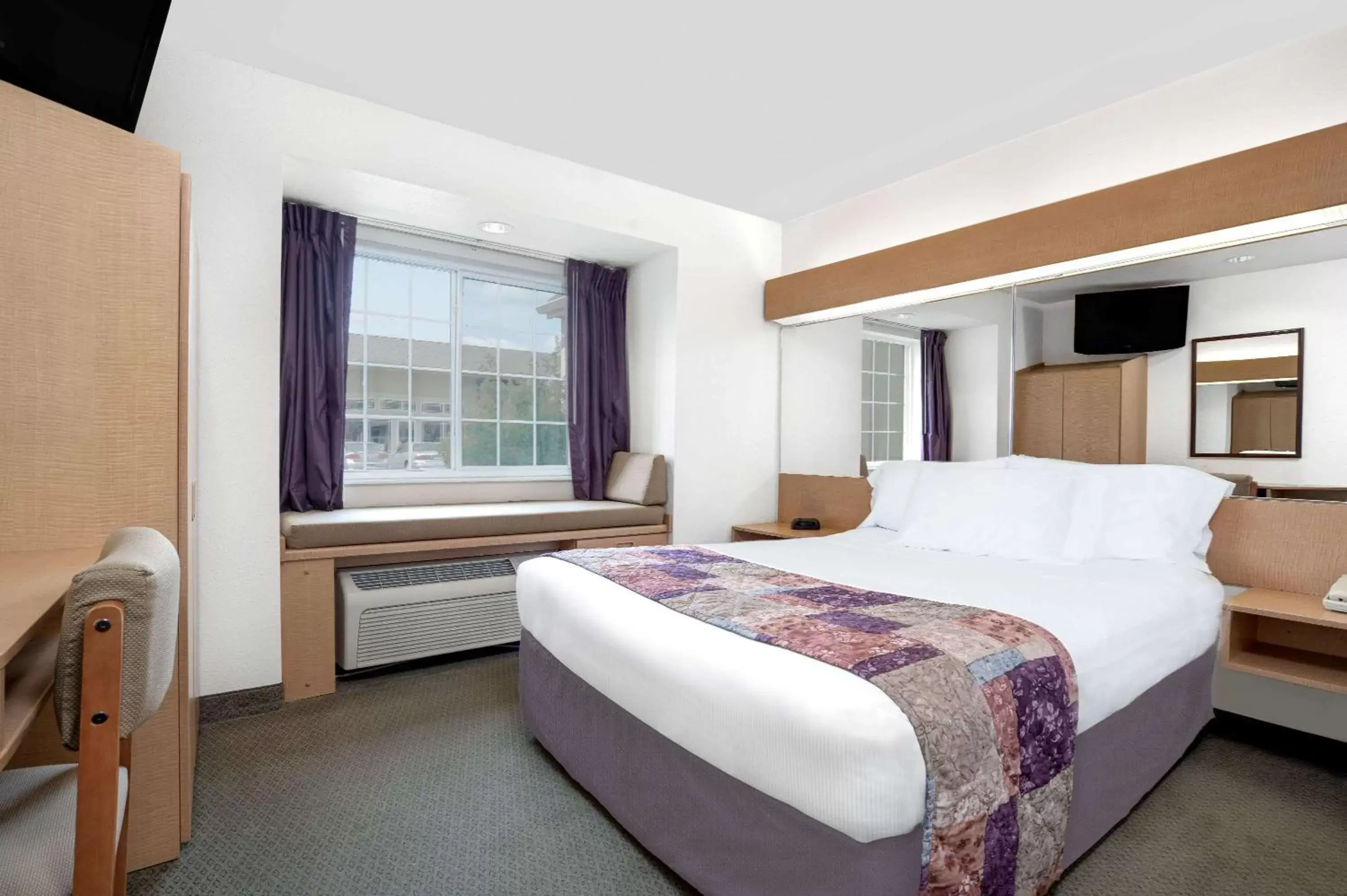Photo of the whole room, Bed in Microtel Inn & Suites by Wyndham Mankato
