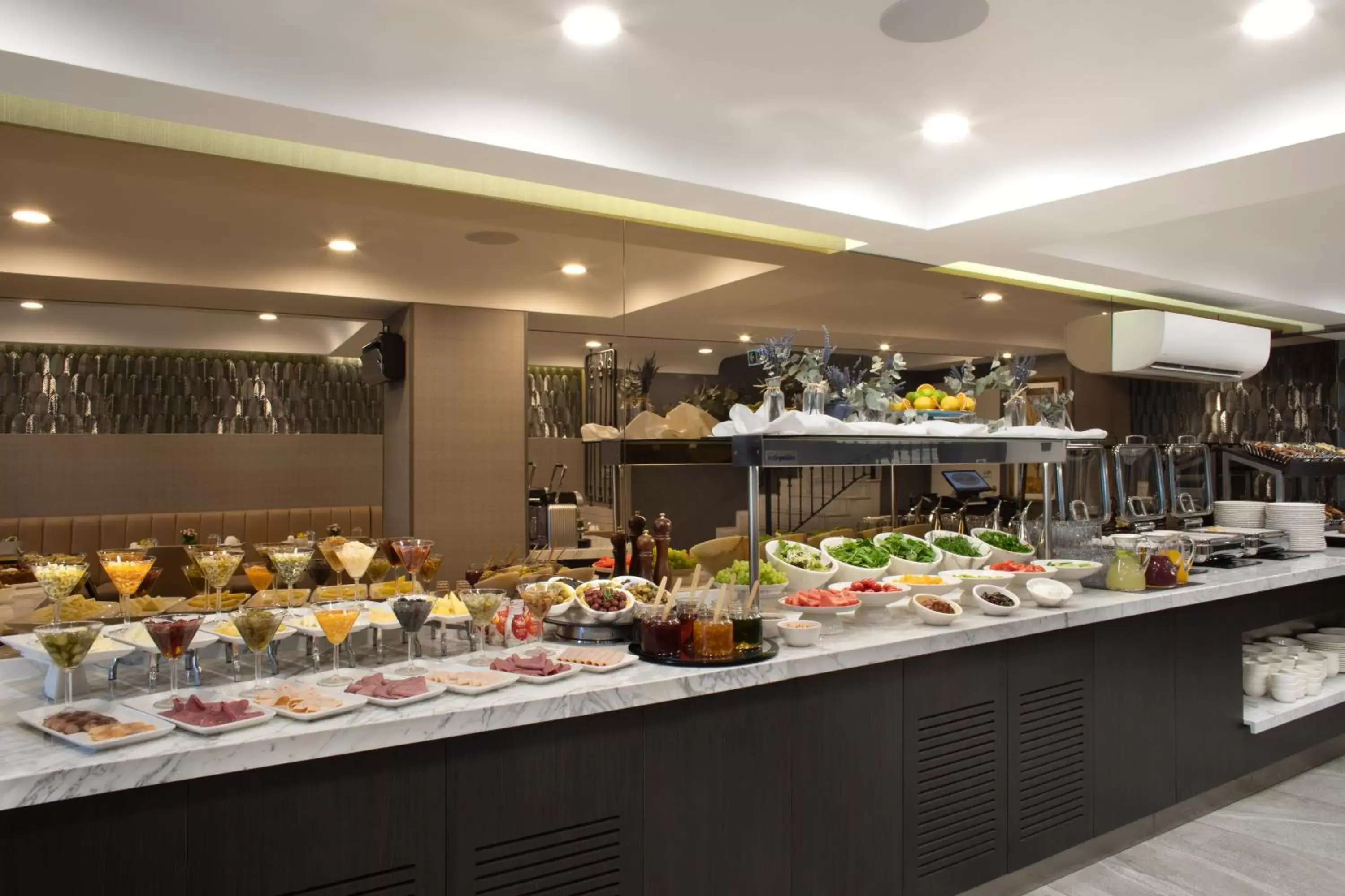 Restaurant/places to eat in Mula Hotel