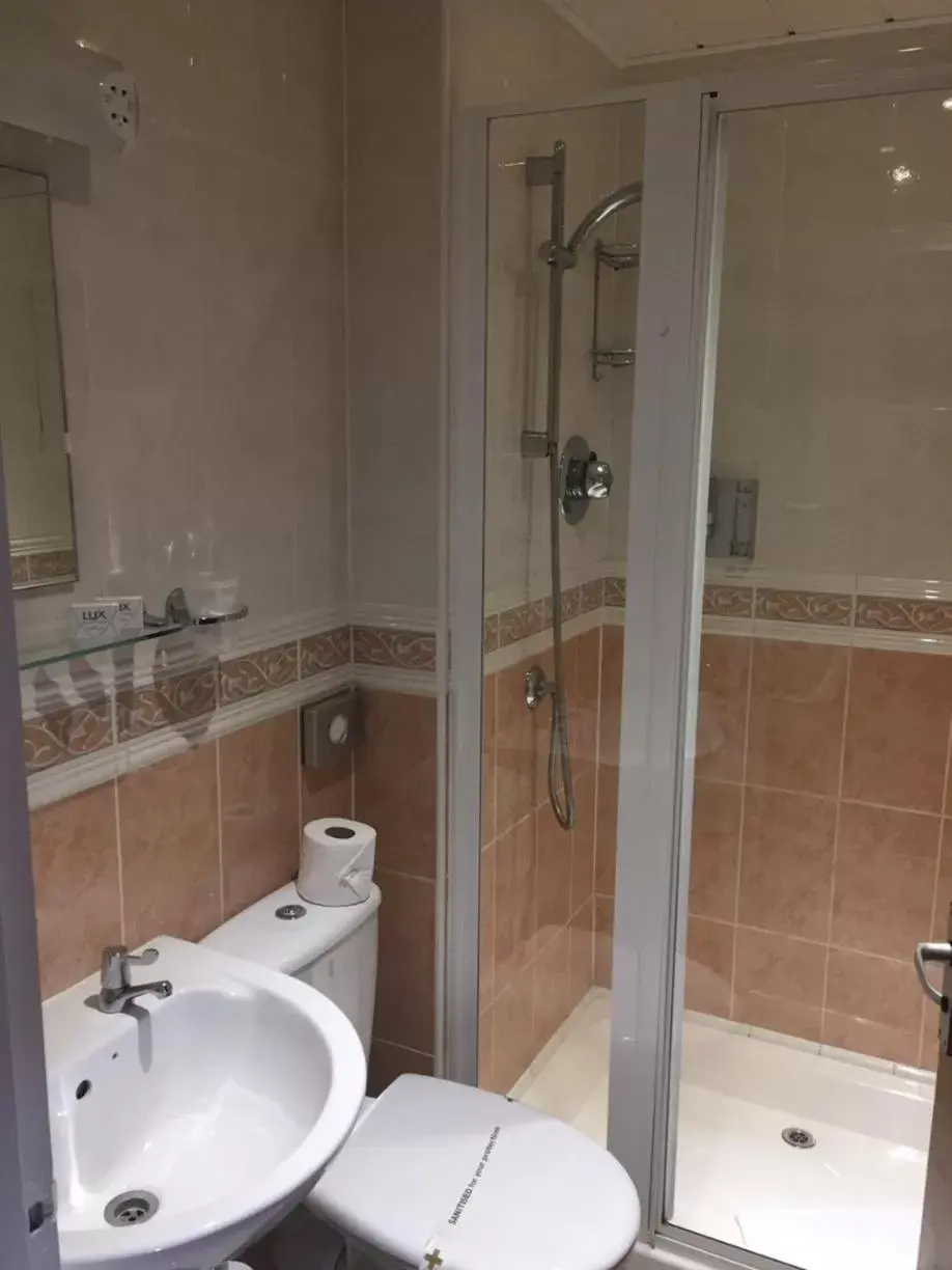 Shower, Bathroom in Invicta Hotel