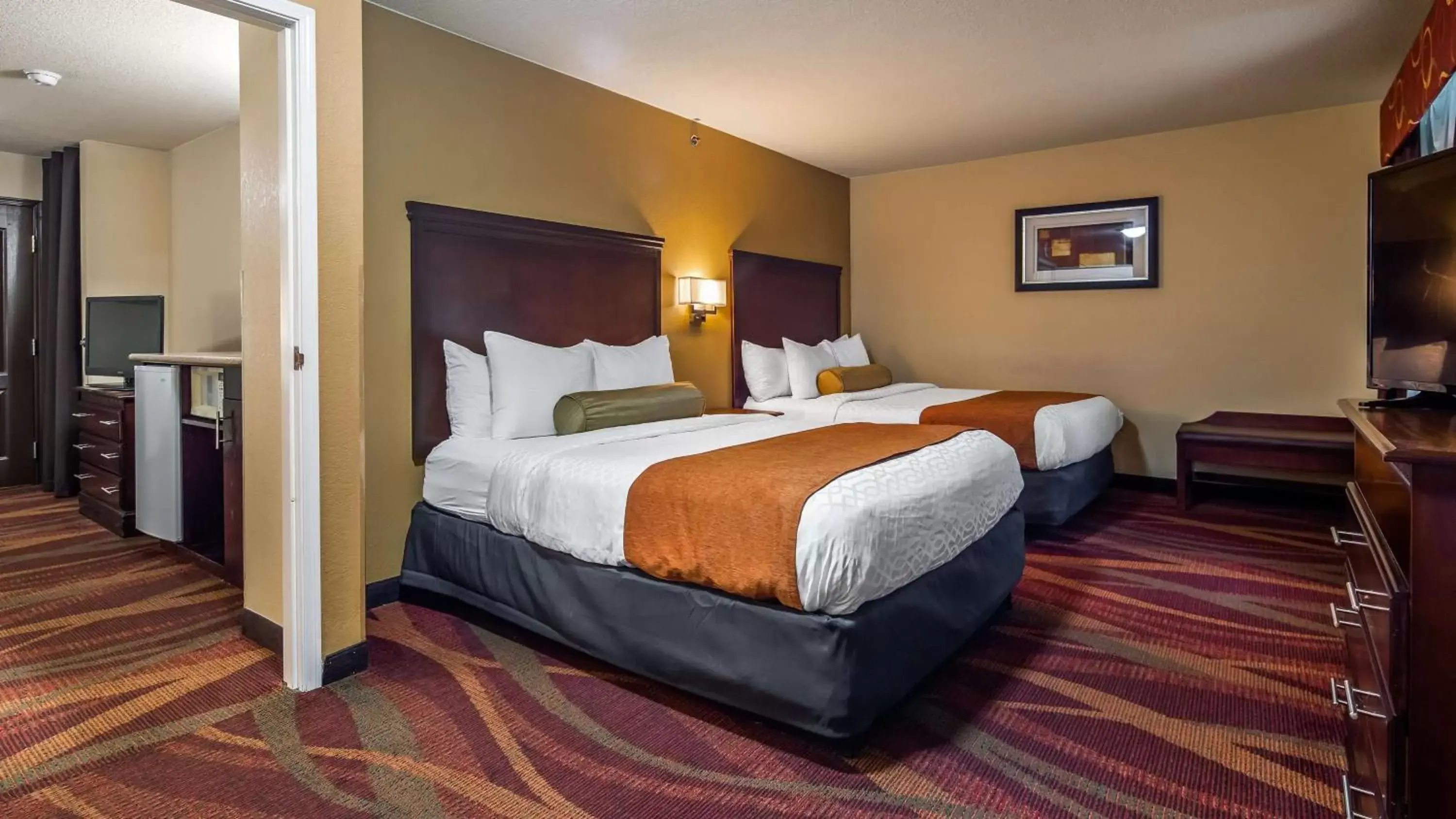 Property building, Bed in Best Western Plus Fort Wayne Inn & Suites North