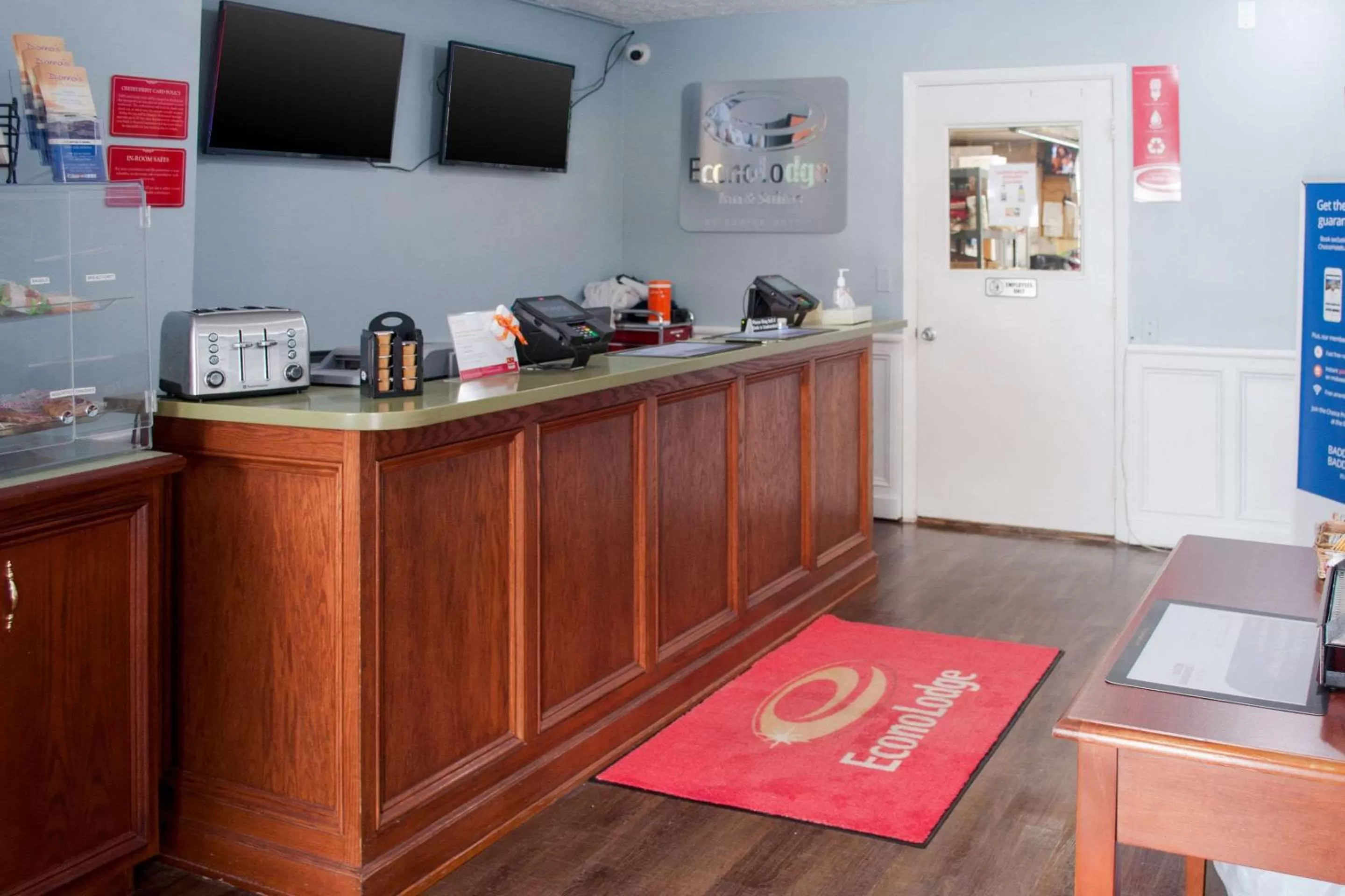 Lobby or reception in Econo Lodge Inn & Suites Sandusky South