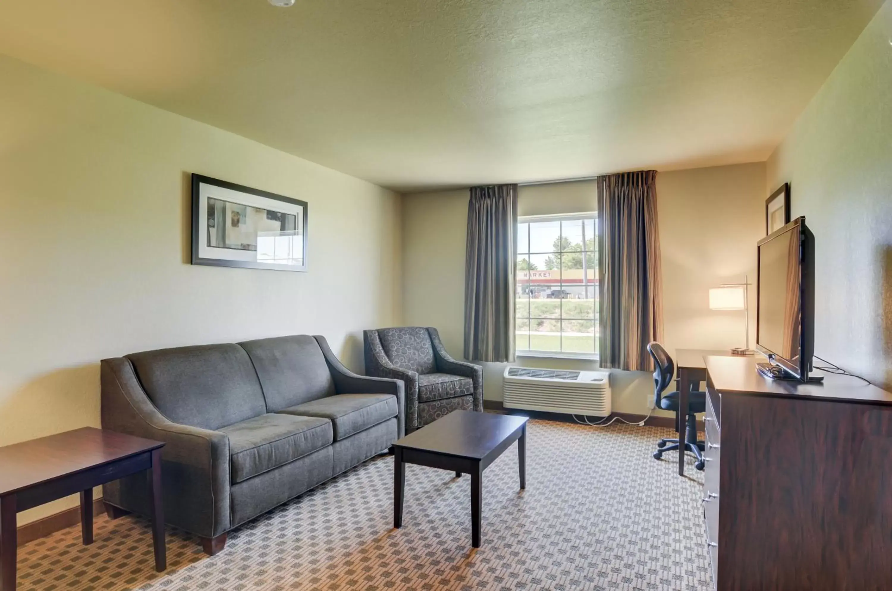 TV and multimedia, Seating Area in Cobblestone Inn & Suites - Ord