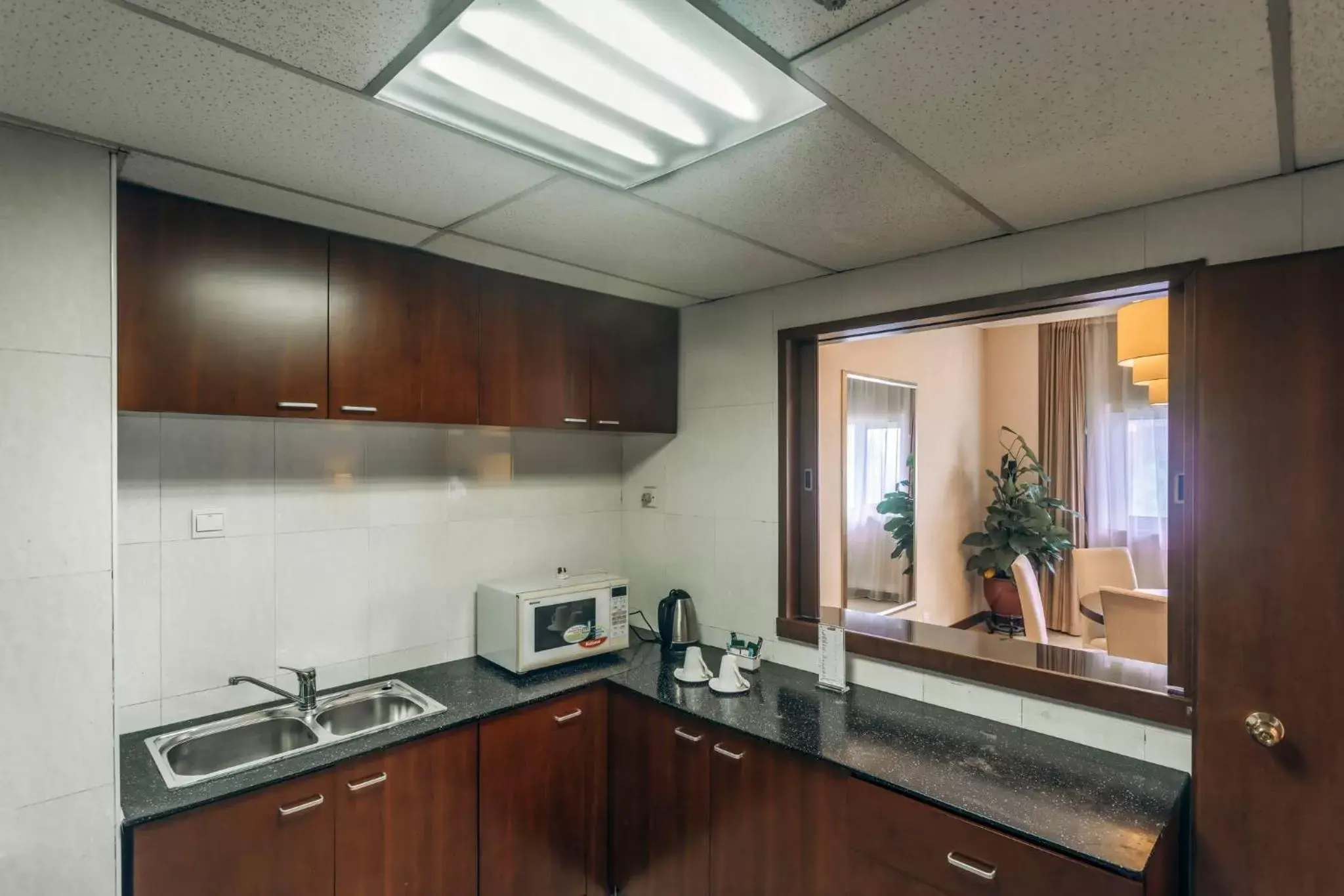 Photo of the whole room, Kitchen/Kitchenette in Metropark Lido Hotel Beijing