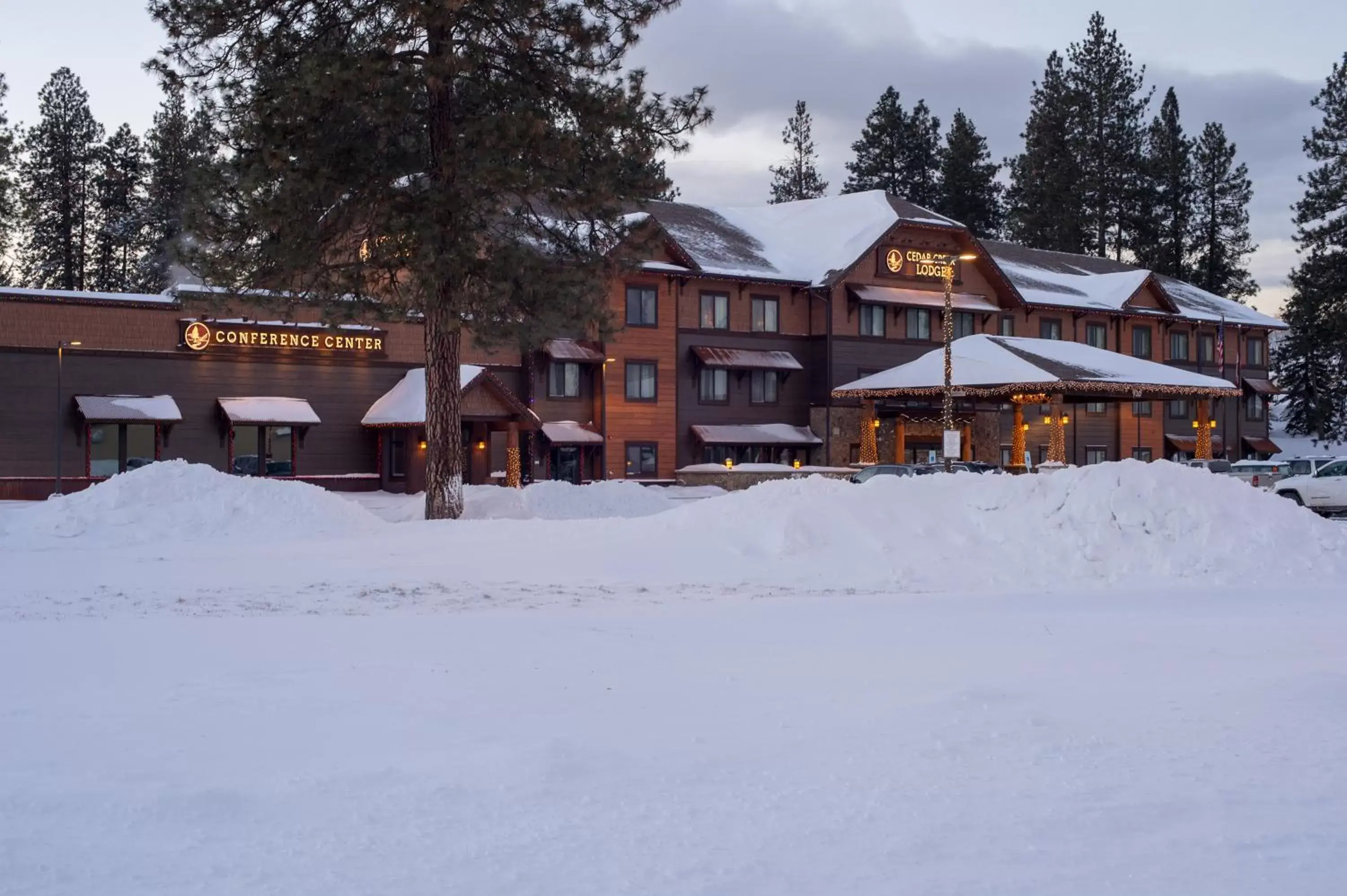 Facade/entrance, Winter in Cedar Creek Lodge & Conference Center