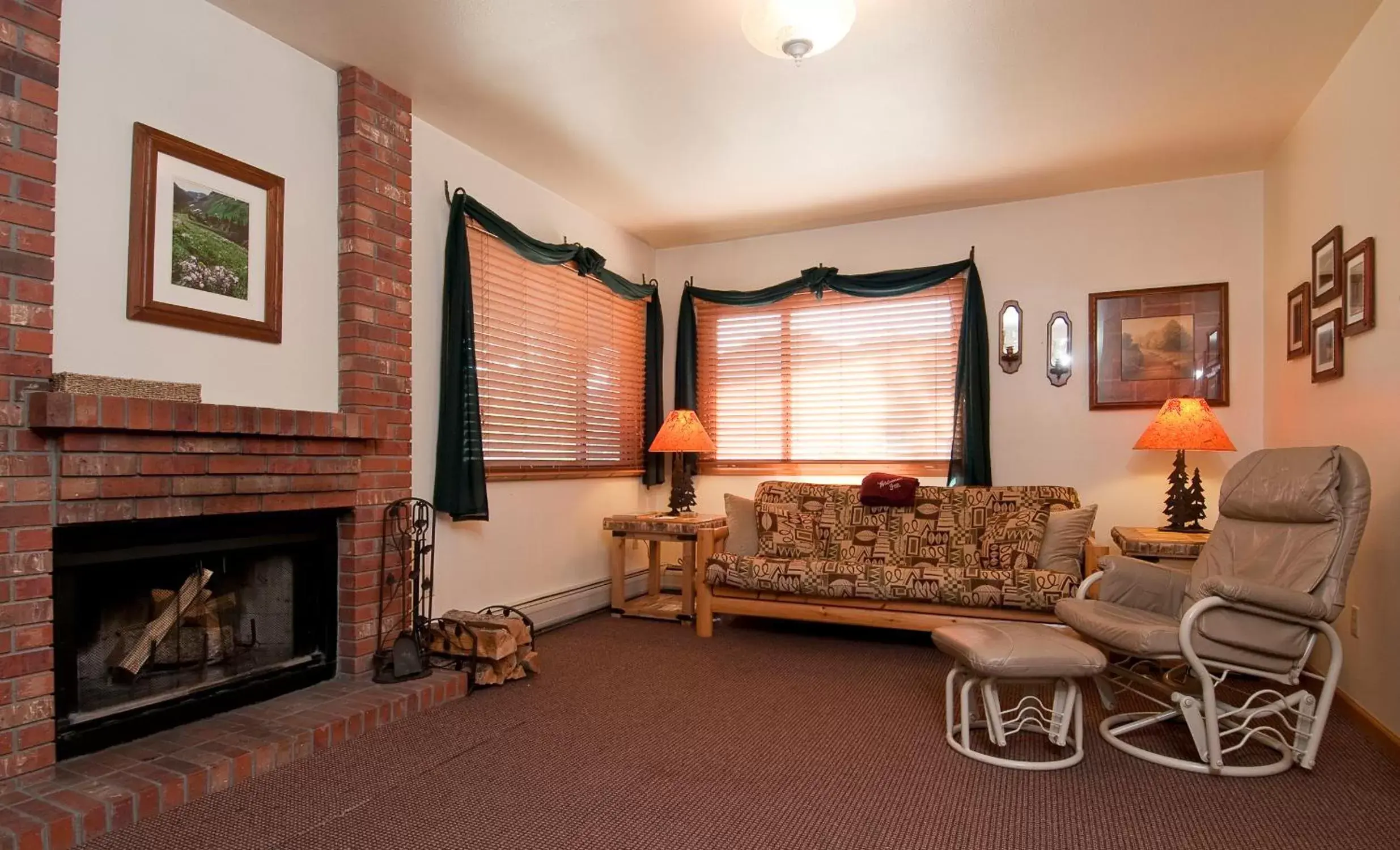 Living room, Lounge/Bar in Wildwood Inn