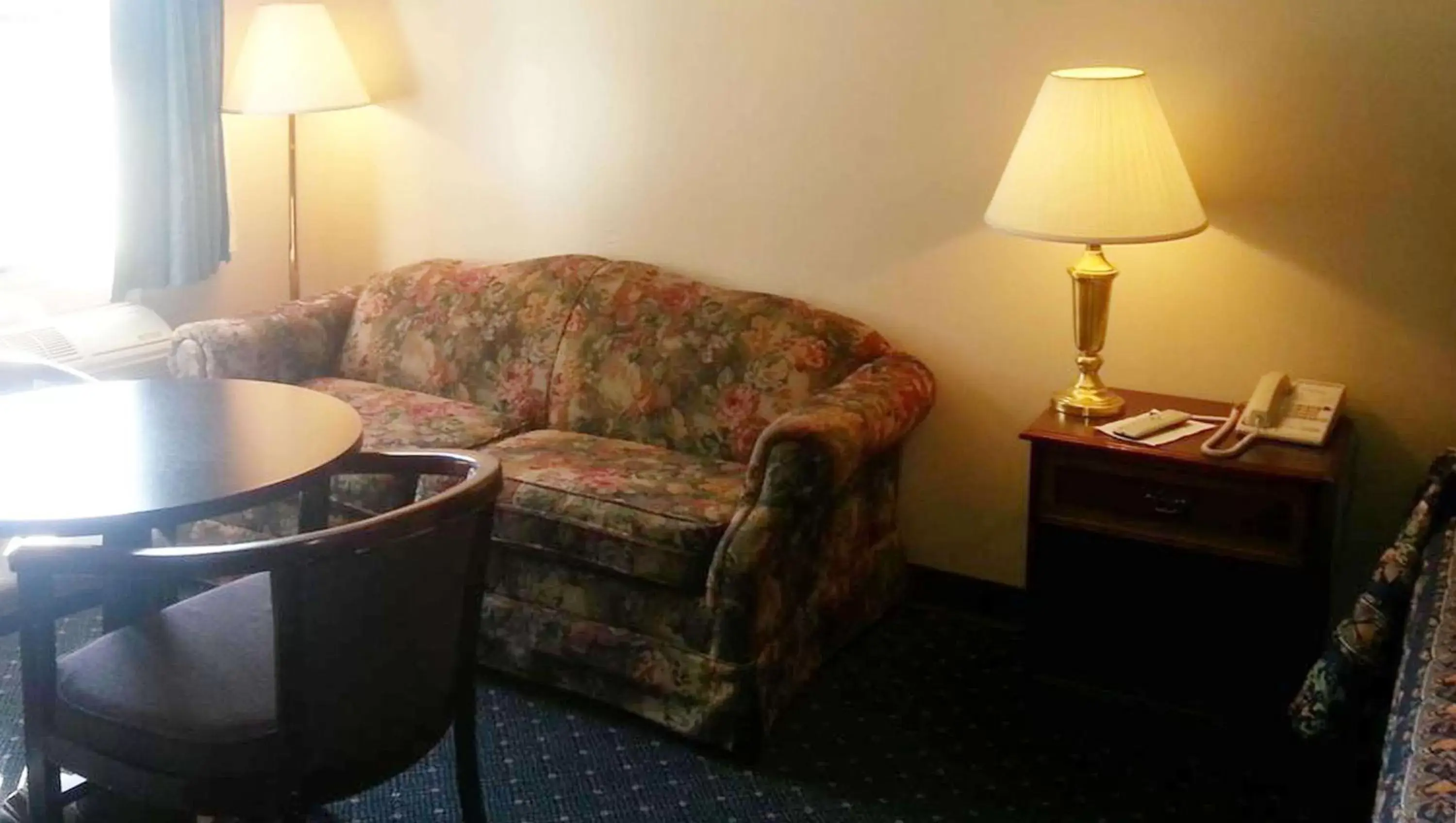Photo of the whole room, Seating Area in Stratford Motor Inn East Ellijay