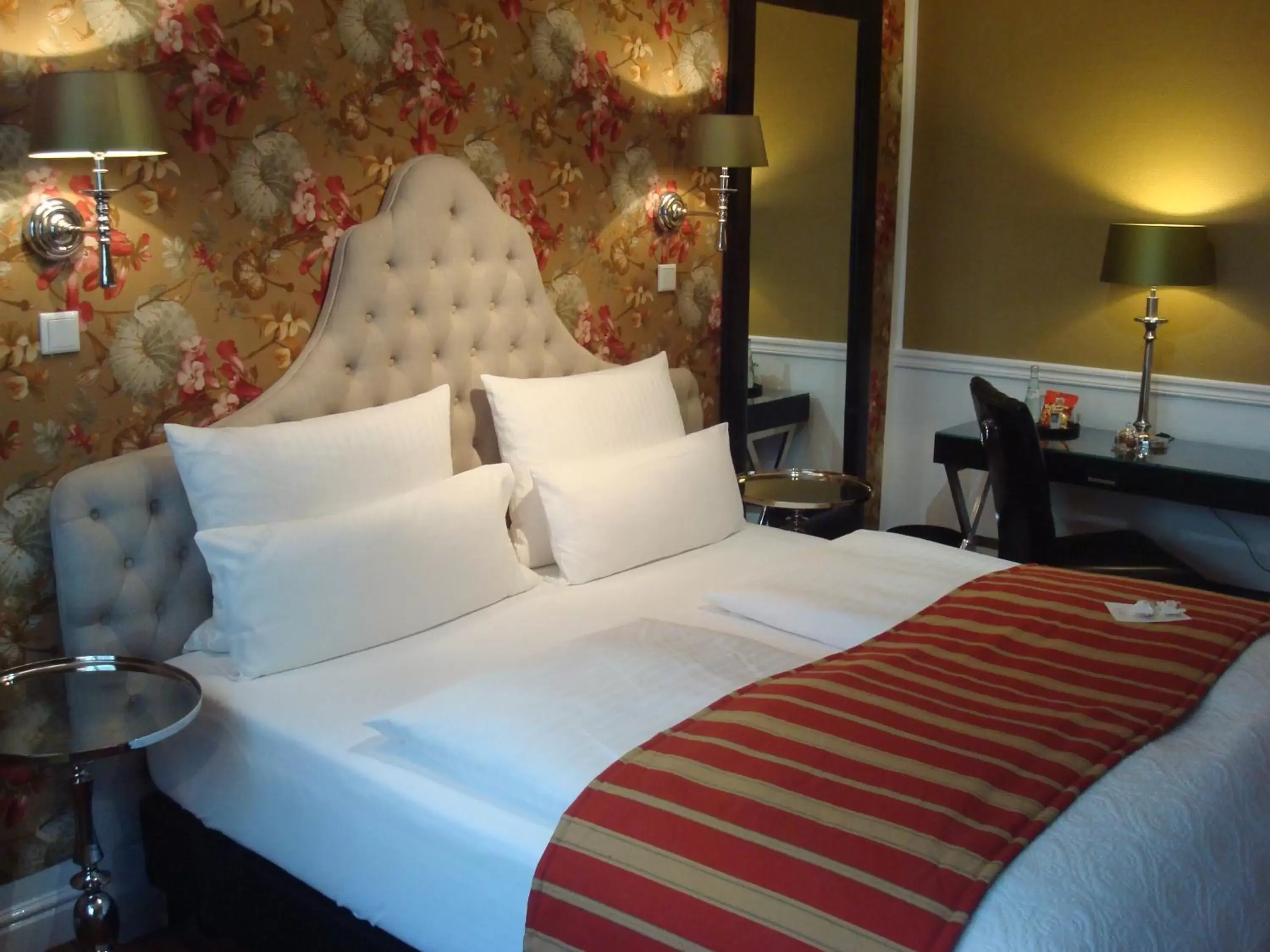 Photo of the whole room, Bed in Hotel Sir & Lady Astor