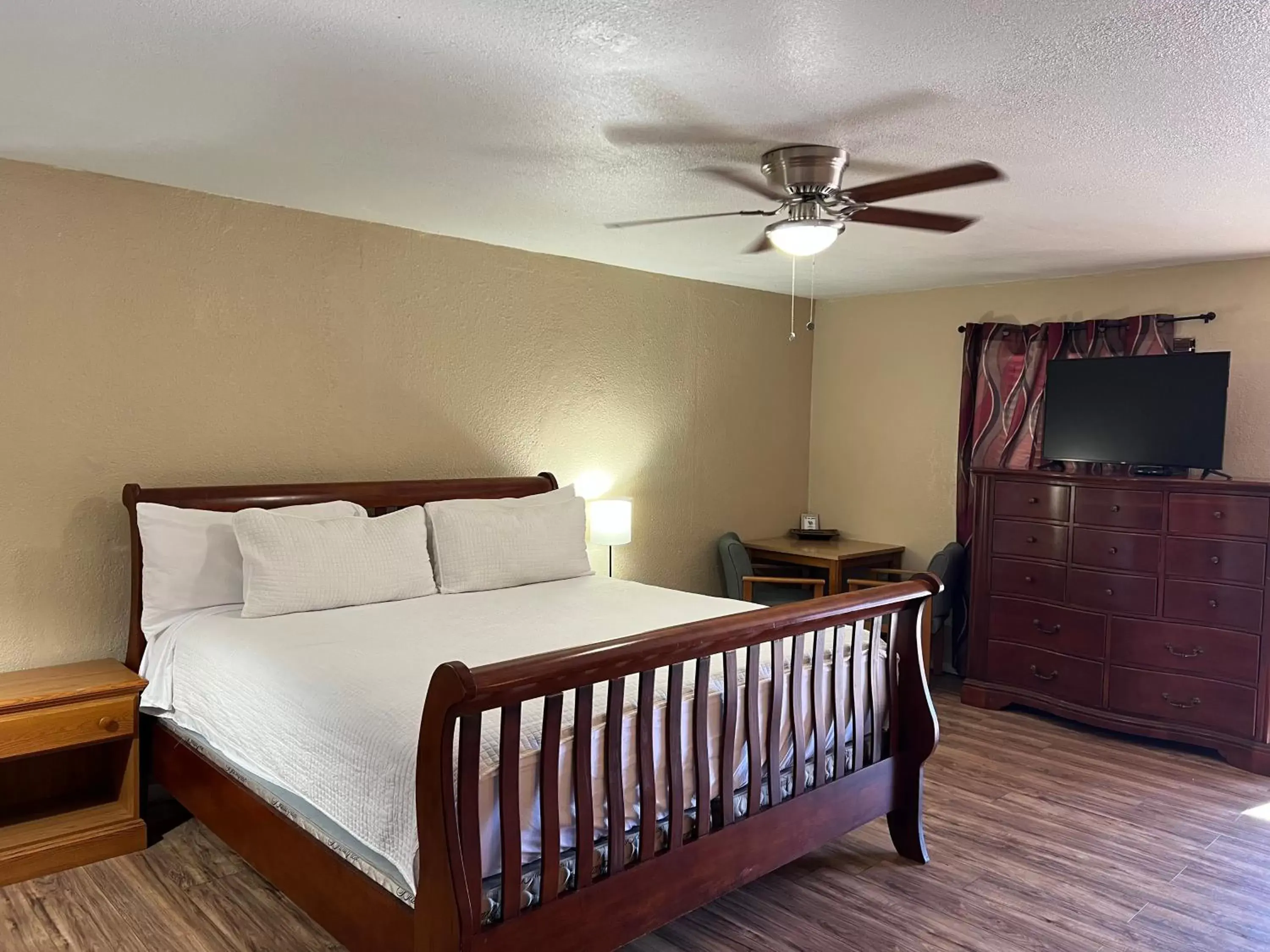 Standard King Room in TimberLodge Inn Standard King Room in TimberLodge Inn