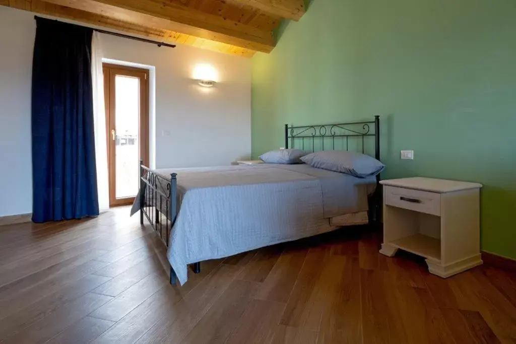 Photo of the whole room, Bed in IL MASCHERONE