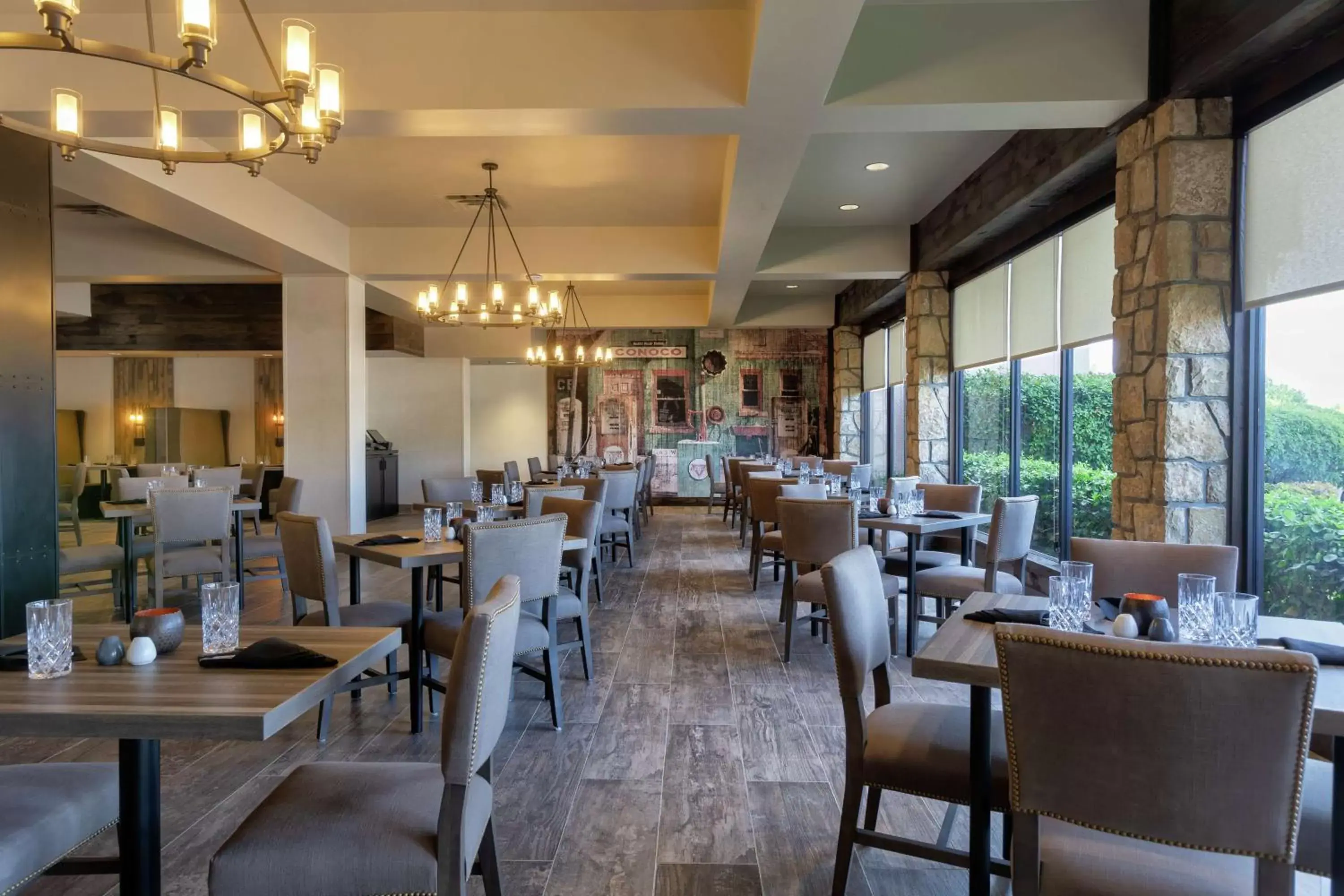 Restaurant/Places to Eat in Embassy Suites by Hilton Tulsa I-44