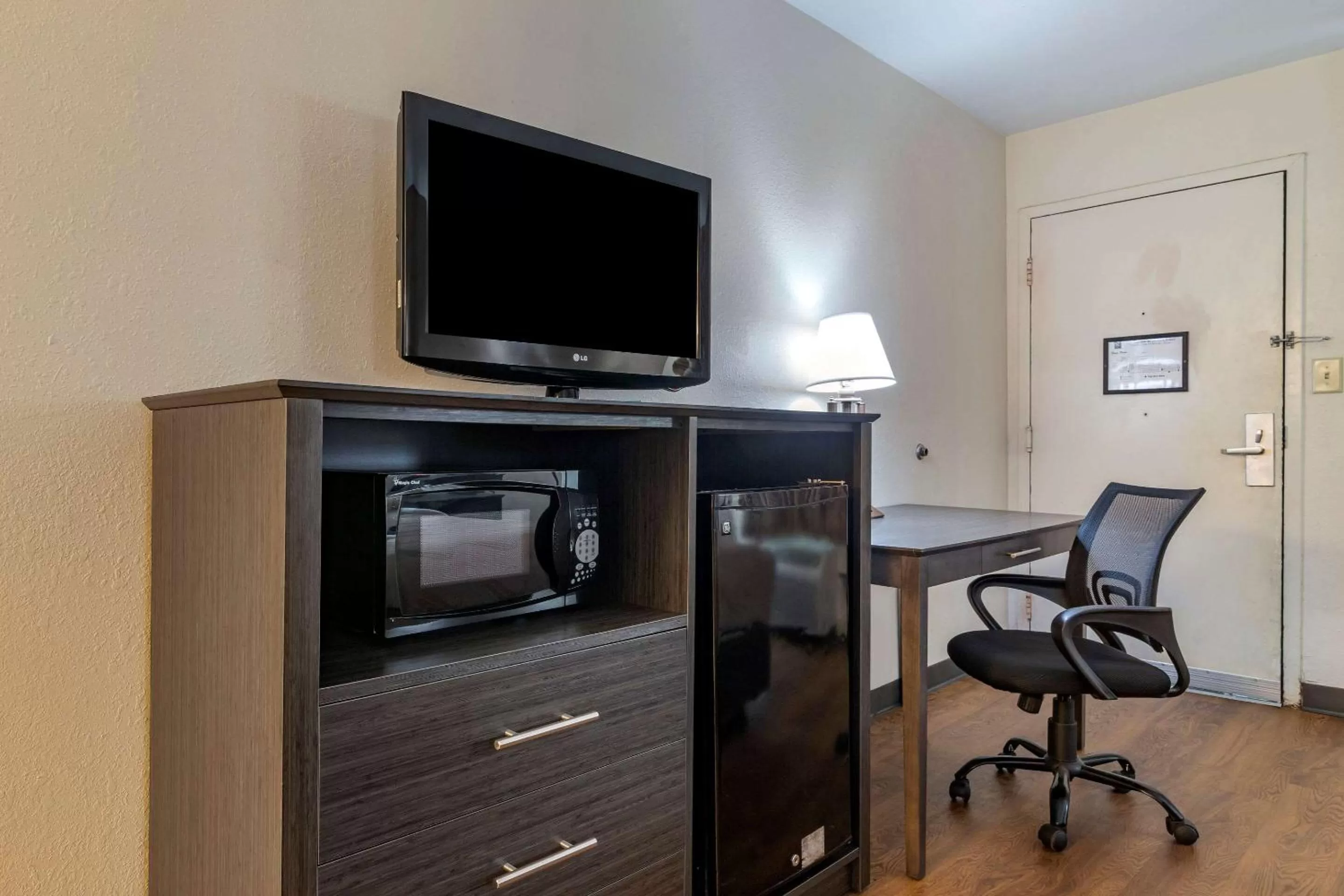 Bedroom in Quality Inn At Town Center