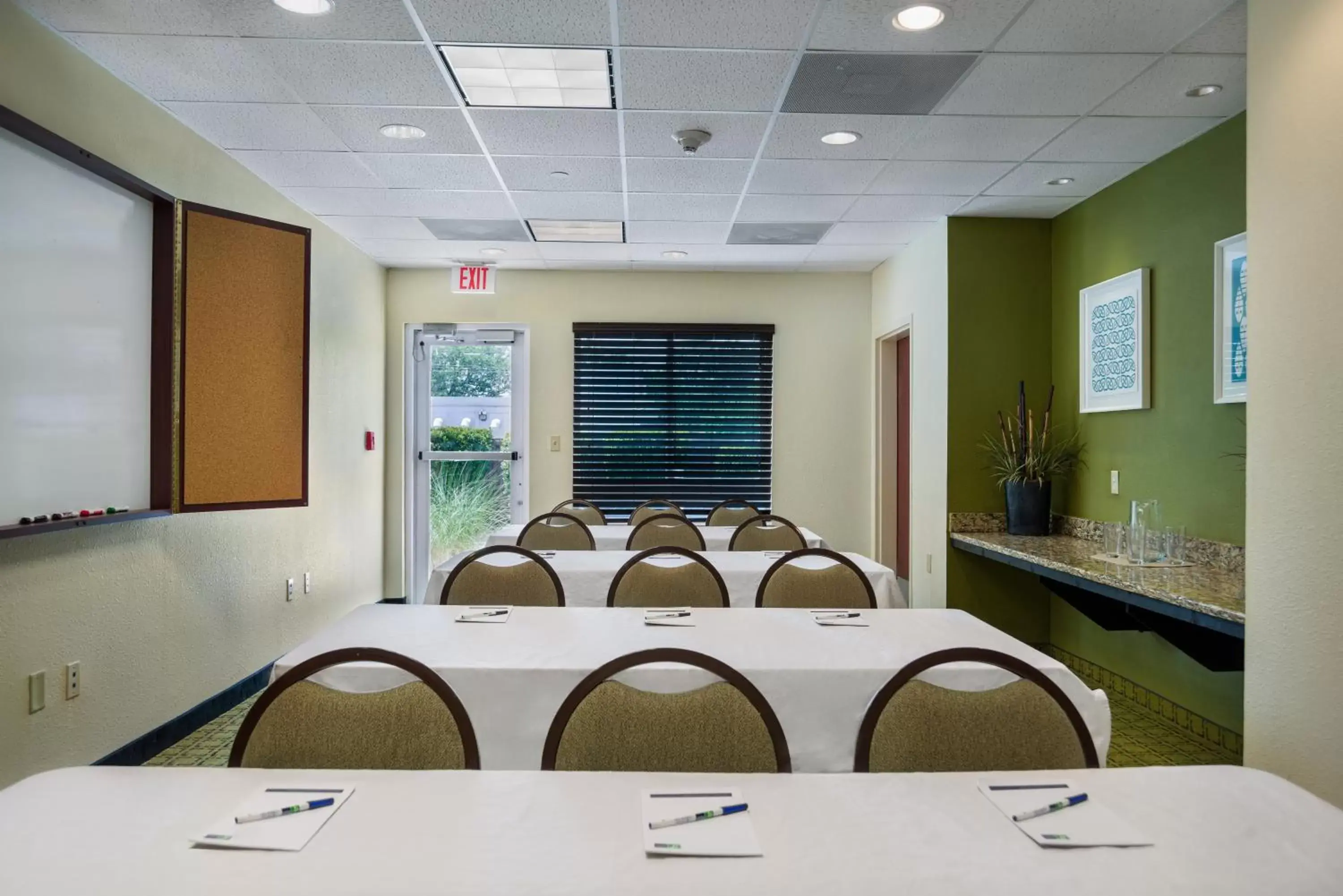 Meeting/conference room, Business Area/Conference Room in Holiday Inn Express Hotel & Suites Savannah Midtown, an IHG Hotel