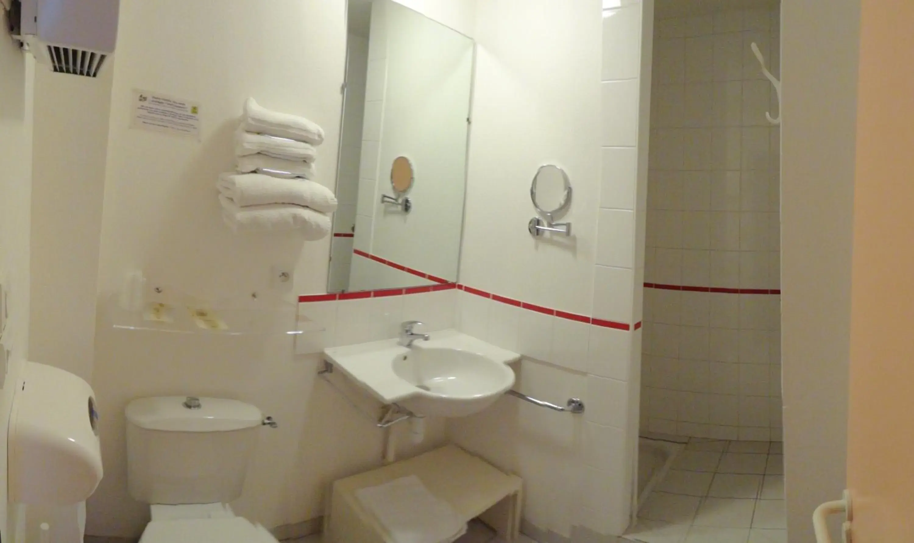 Bathroom in Hôtel de la baie de Paimpol