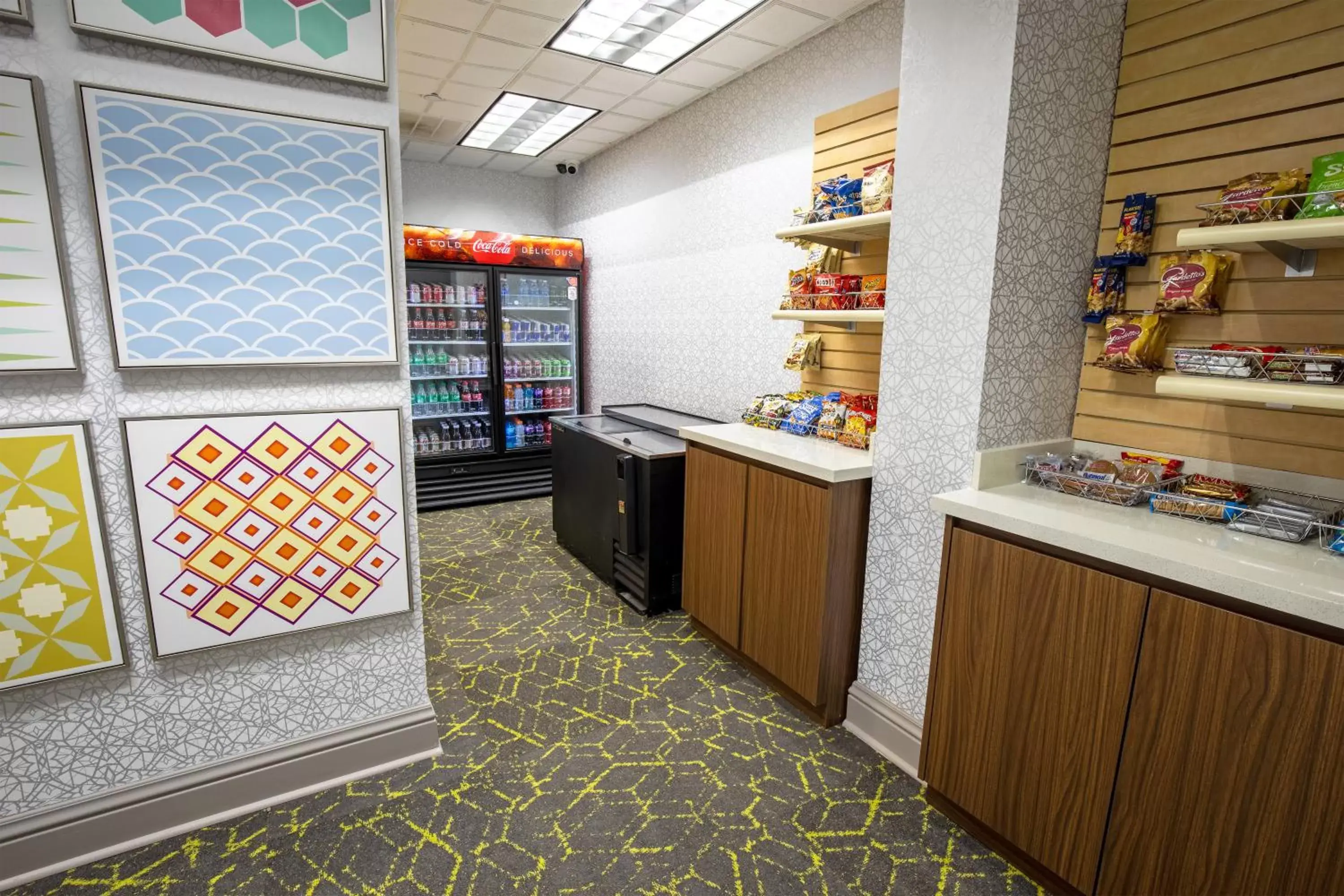 Shopping Area, Kitchen/Kitchenette in Wingate by Wyndham Lafayette Airport