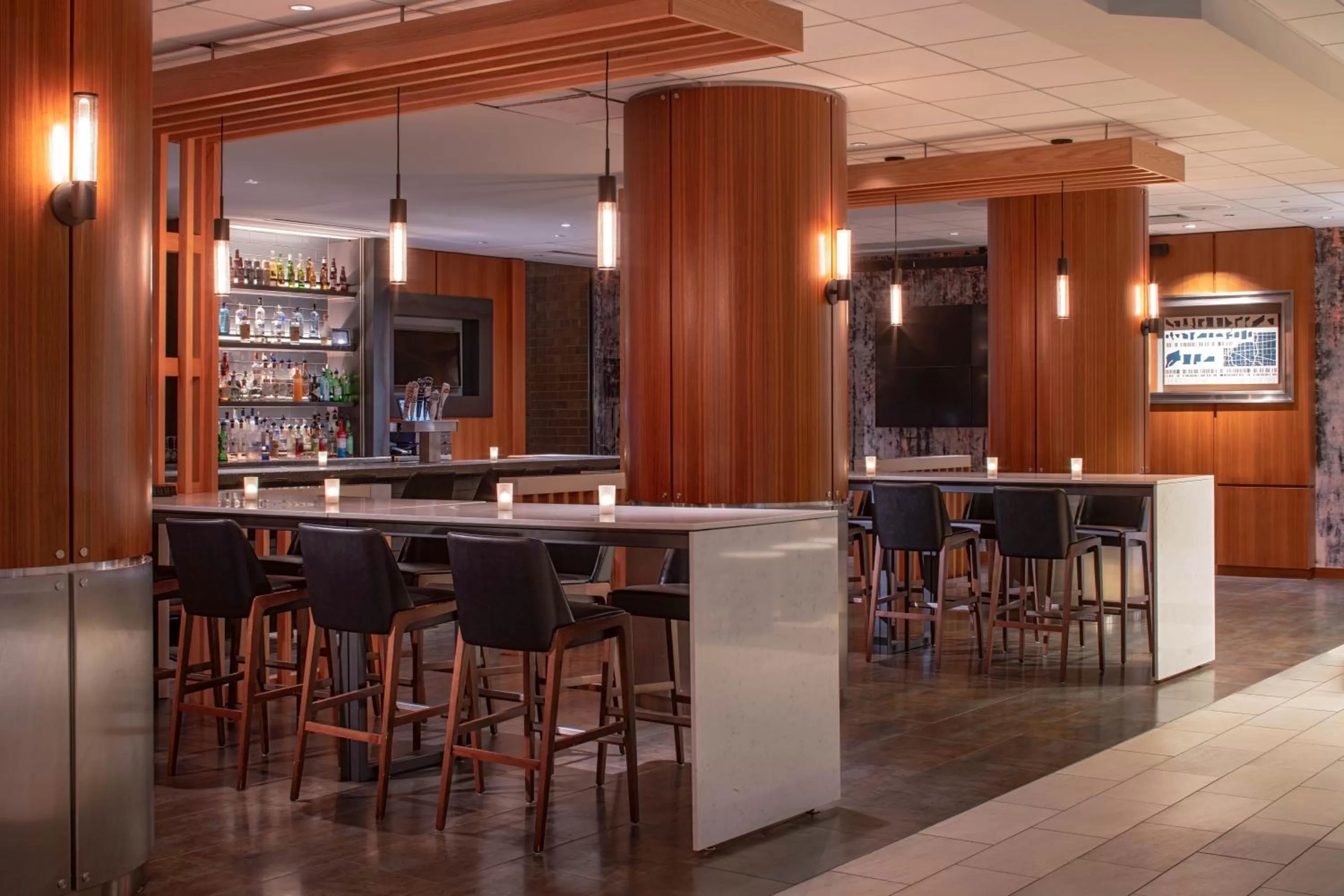 Lounge or bar in Hyatt Regency Indianapolis