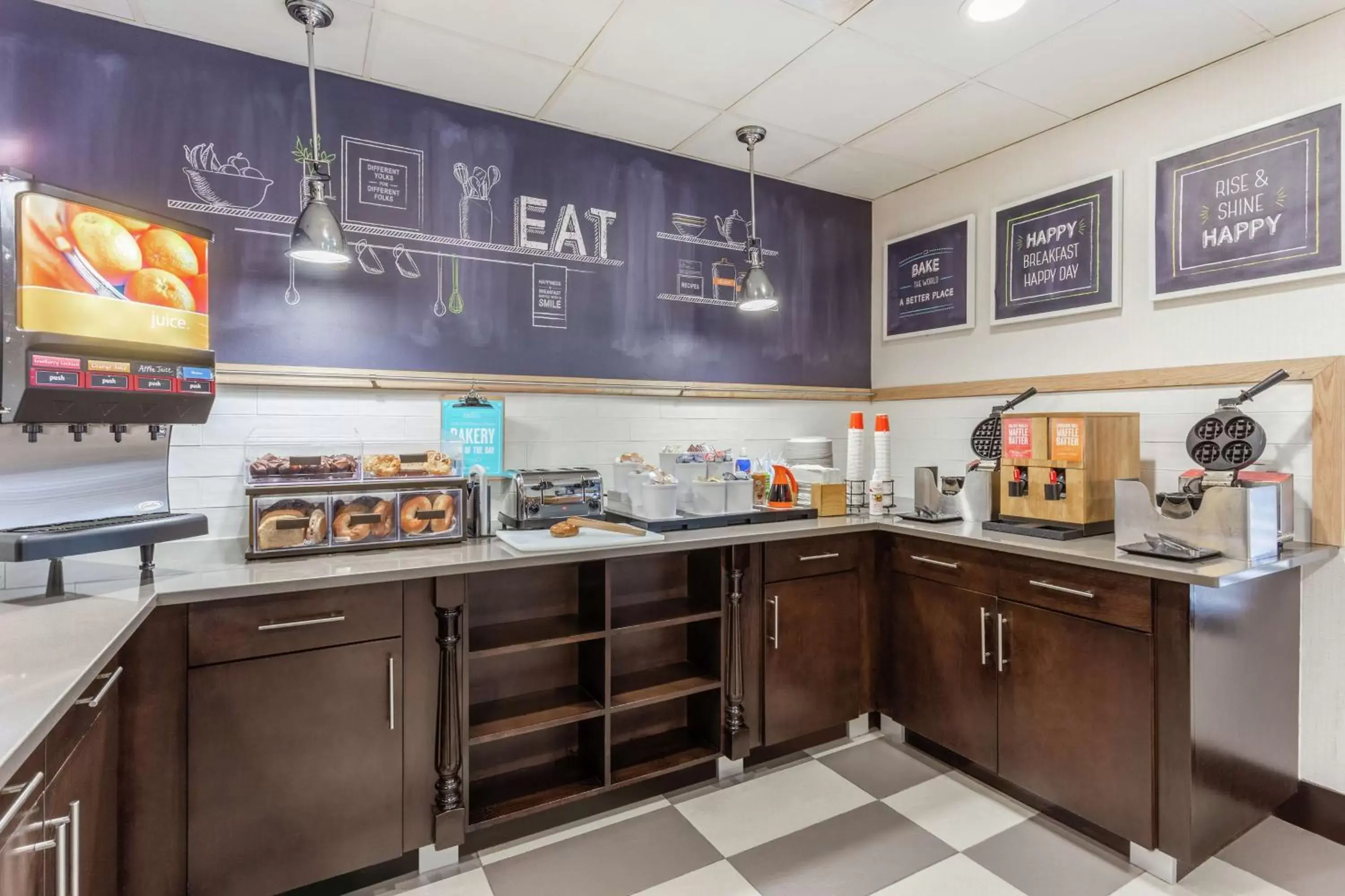 Breakfast, Kitchen/Kitchenette in Hampton Inn Boston/Peabody