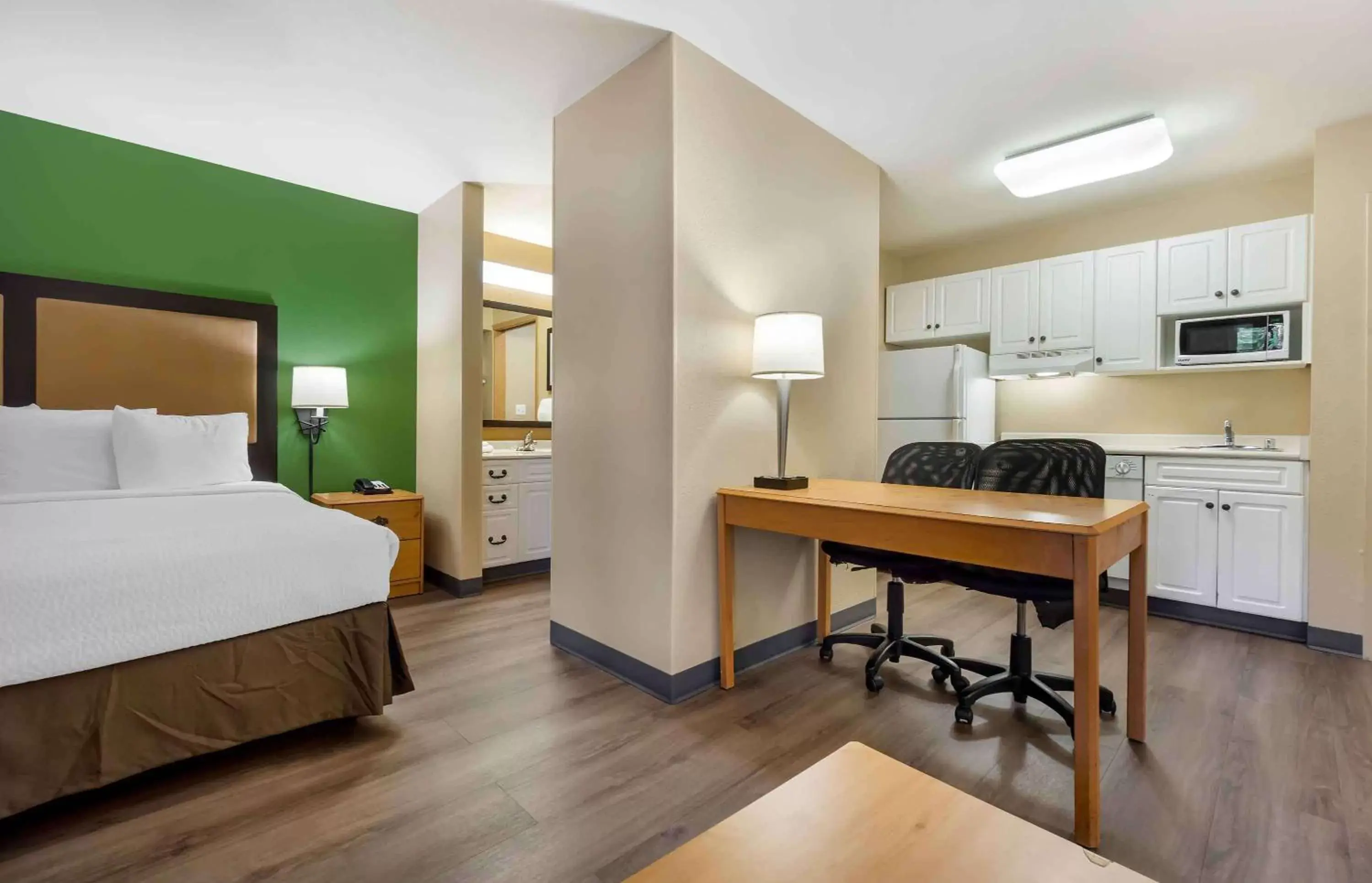 Bedroom, Kitchen/Kitchenette in Extended Stay America Suites - Seattle - Bothell - Canyon Park