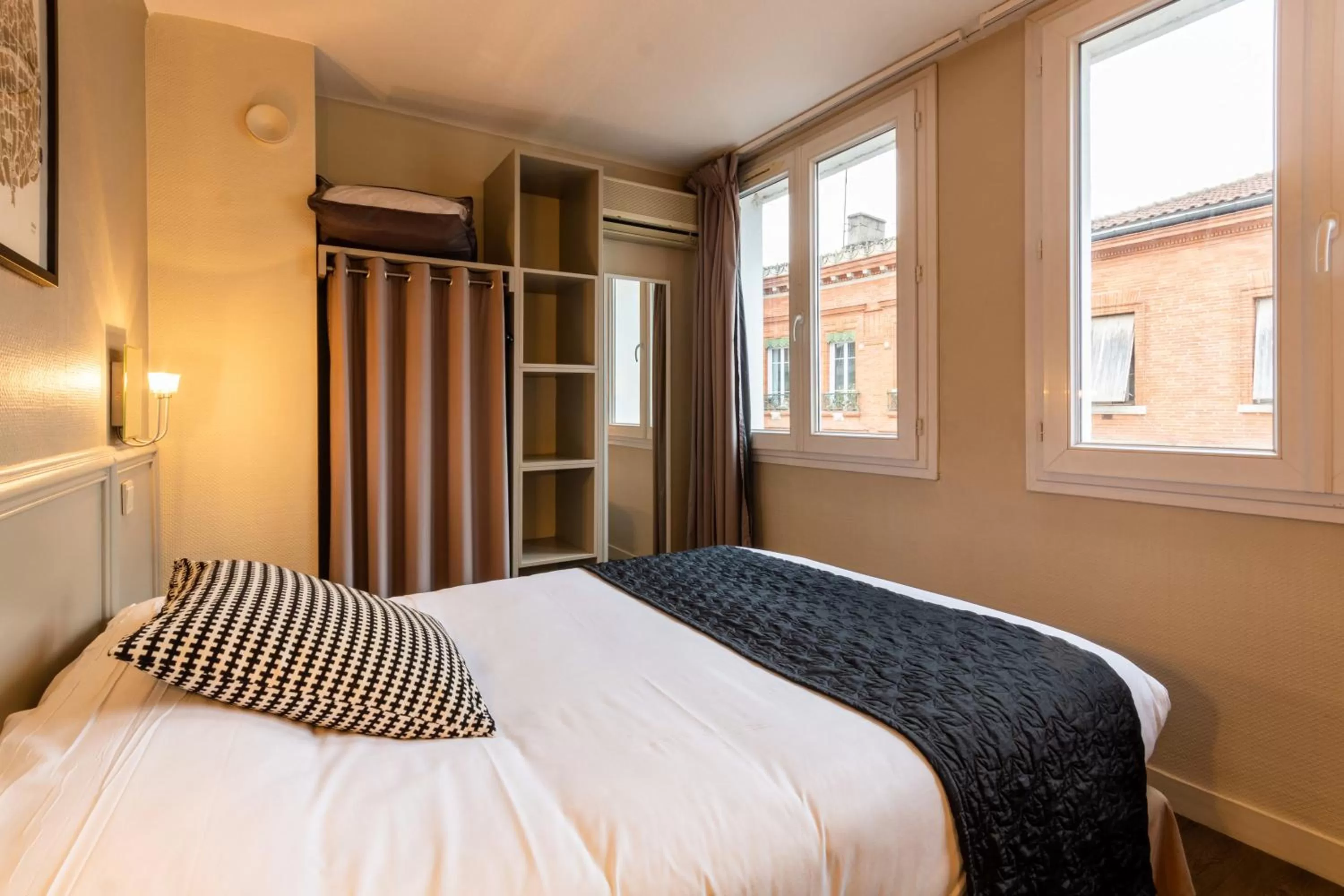 Bed in Hôtel de France