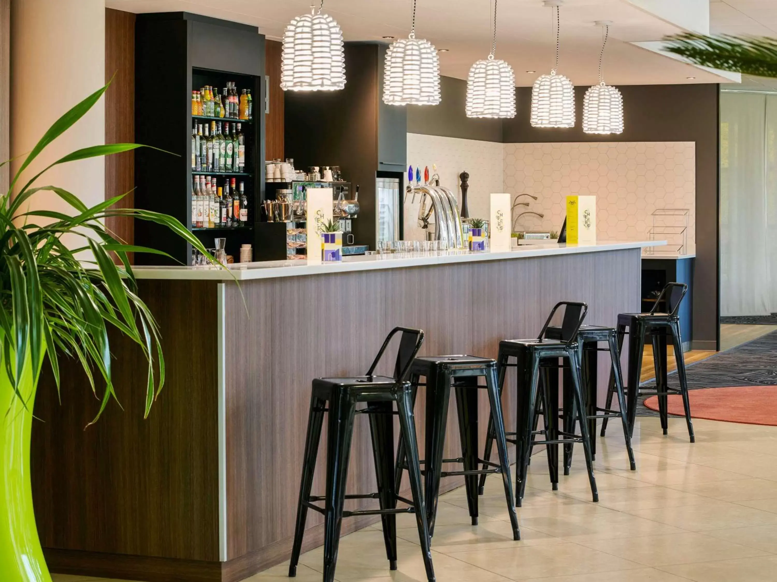 Lounge or bar in Novotel Senart Golf De Greenparc