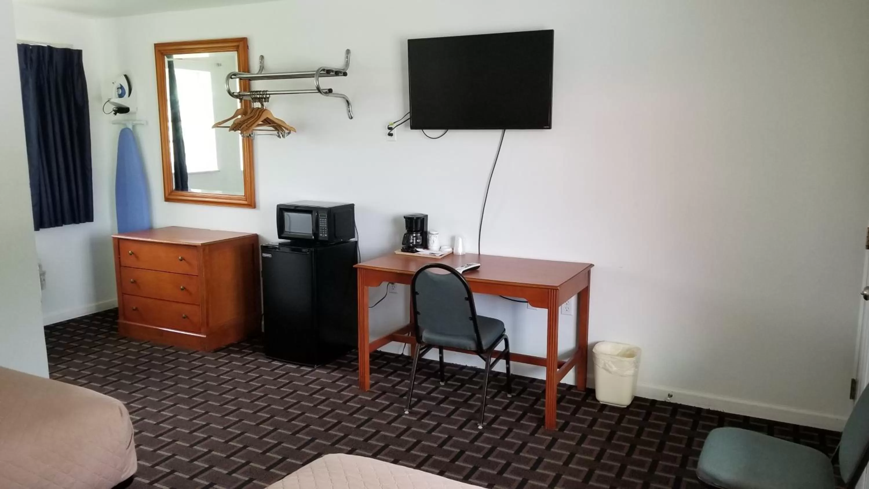 TV and multimedia, Bed in Budget Inn Breezewood