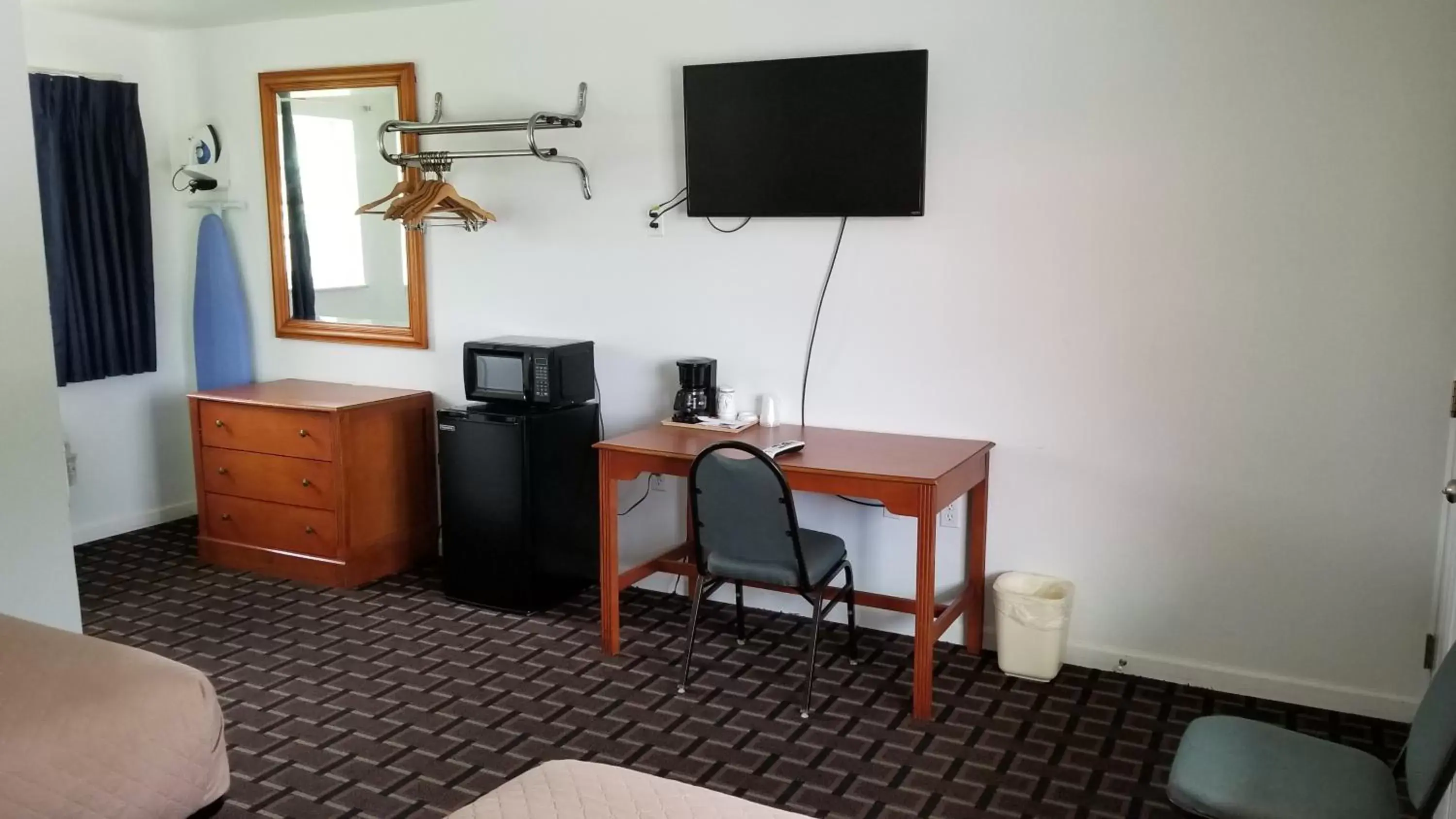 TV and multimedia, TV/Entertainment Center in Budget Inn Breezewood