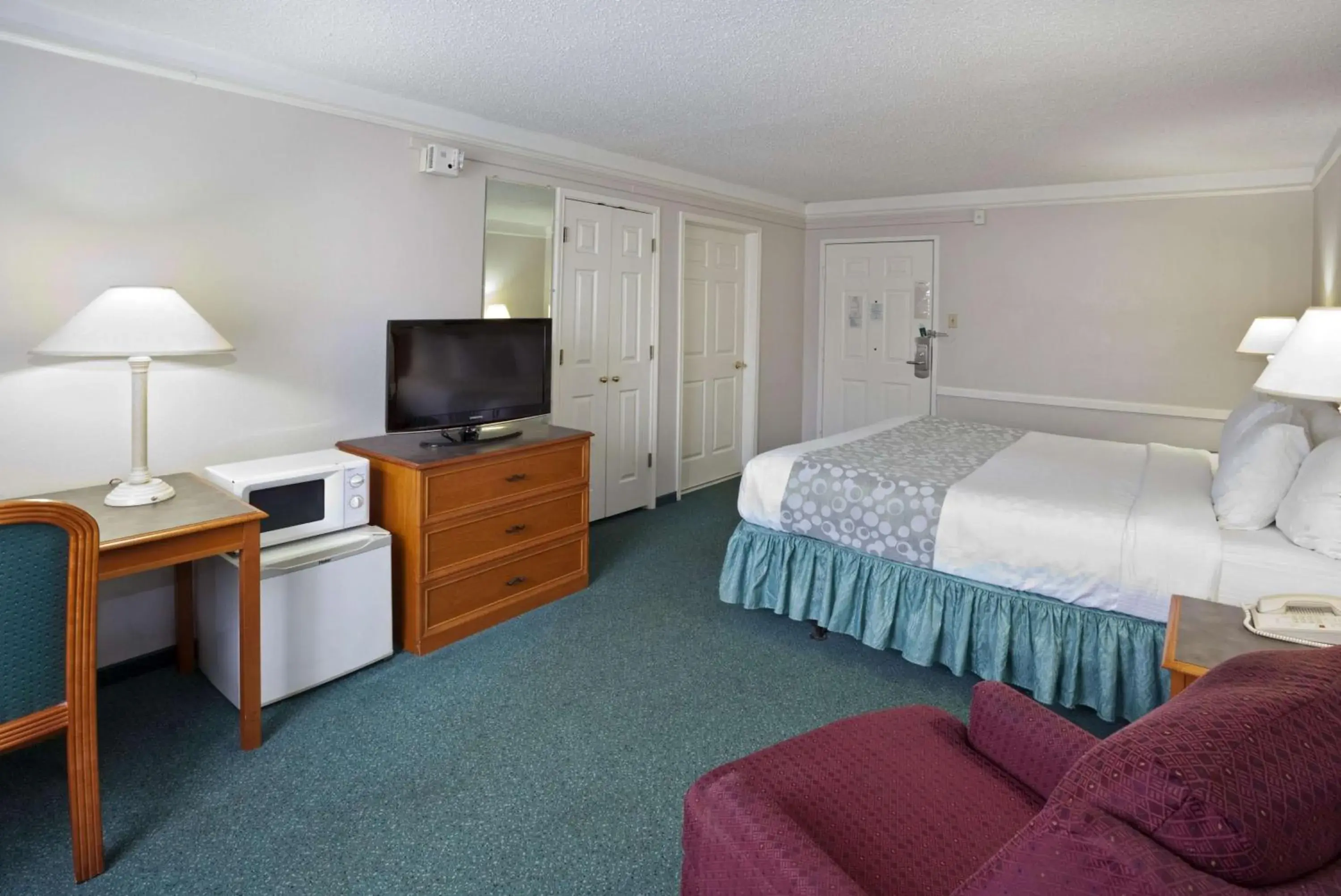 Photo of the whole room, Bed in La Quinta Inn by Wyndham Omaha West