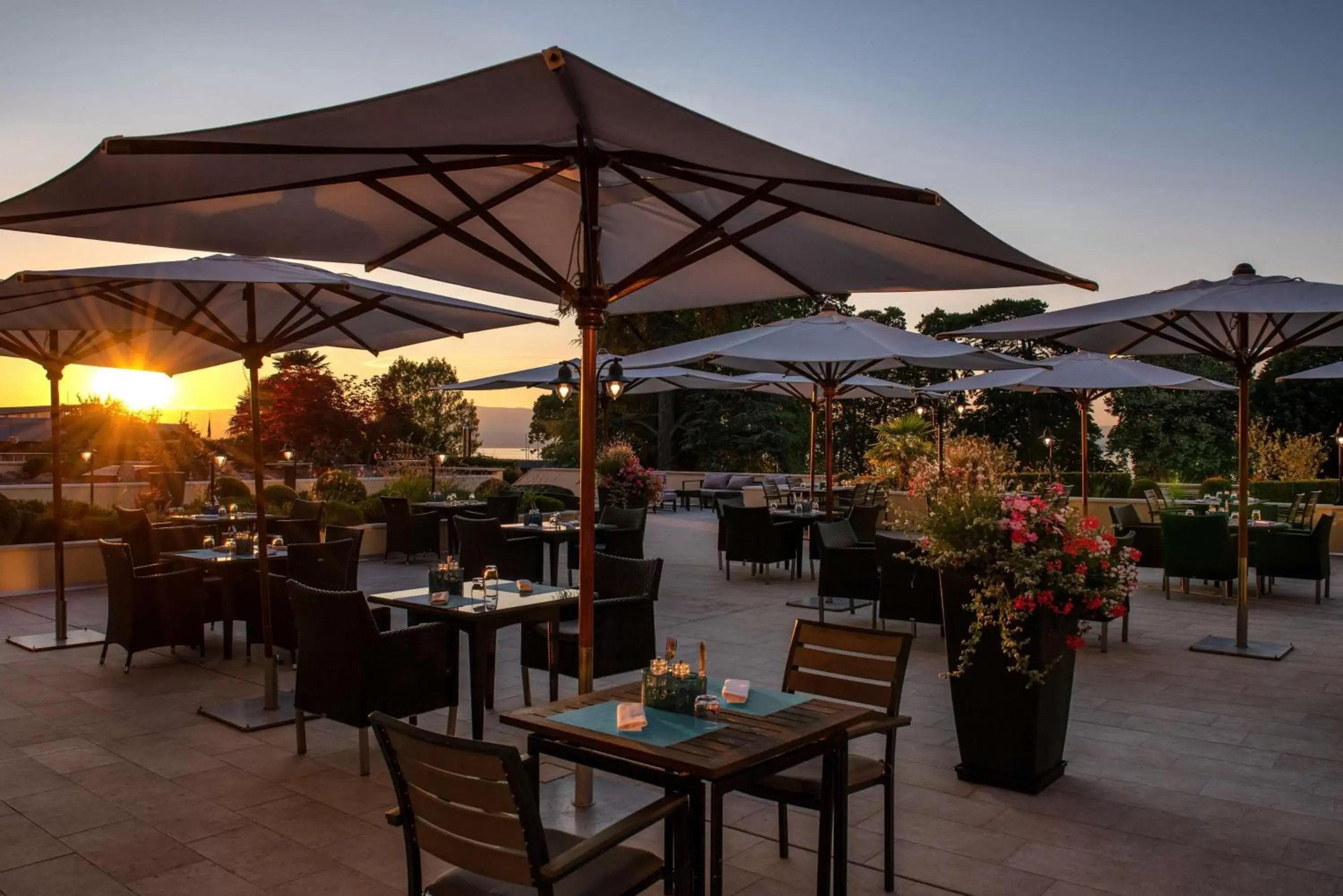 Lounge or bar, Restaurant/Places to Eat in Hilton Evian Les Bains