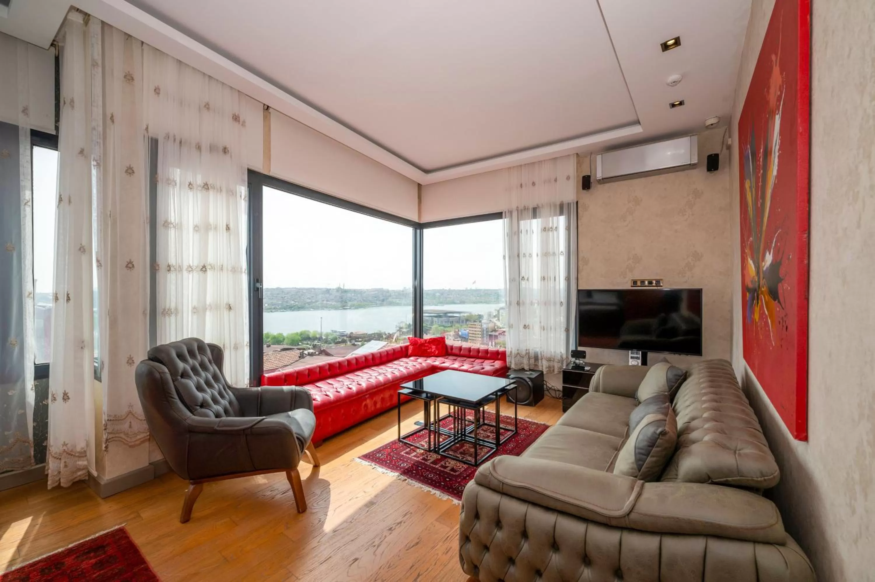 Communal lounge/ TV room in O'Pera Okanlı Suites