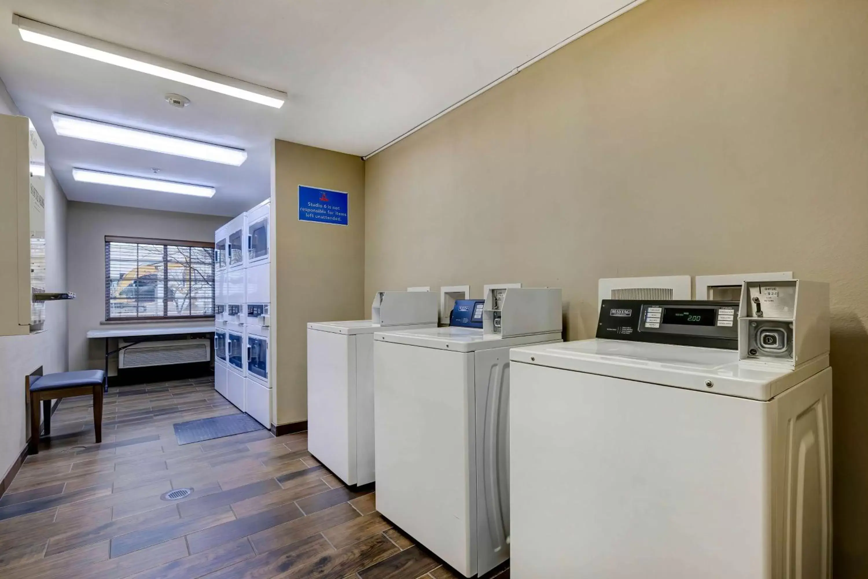 Photo of the whole room, Kitchen/Kitchenette in Studio 6 Lenexa - Overland Park