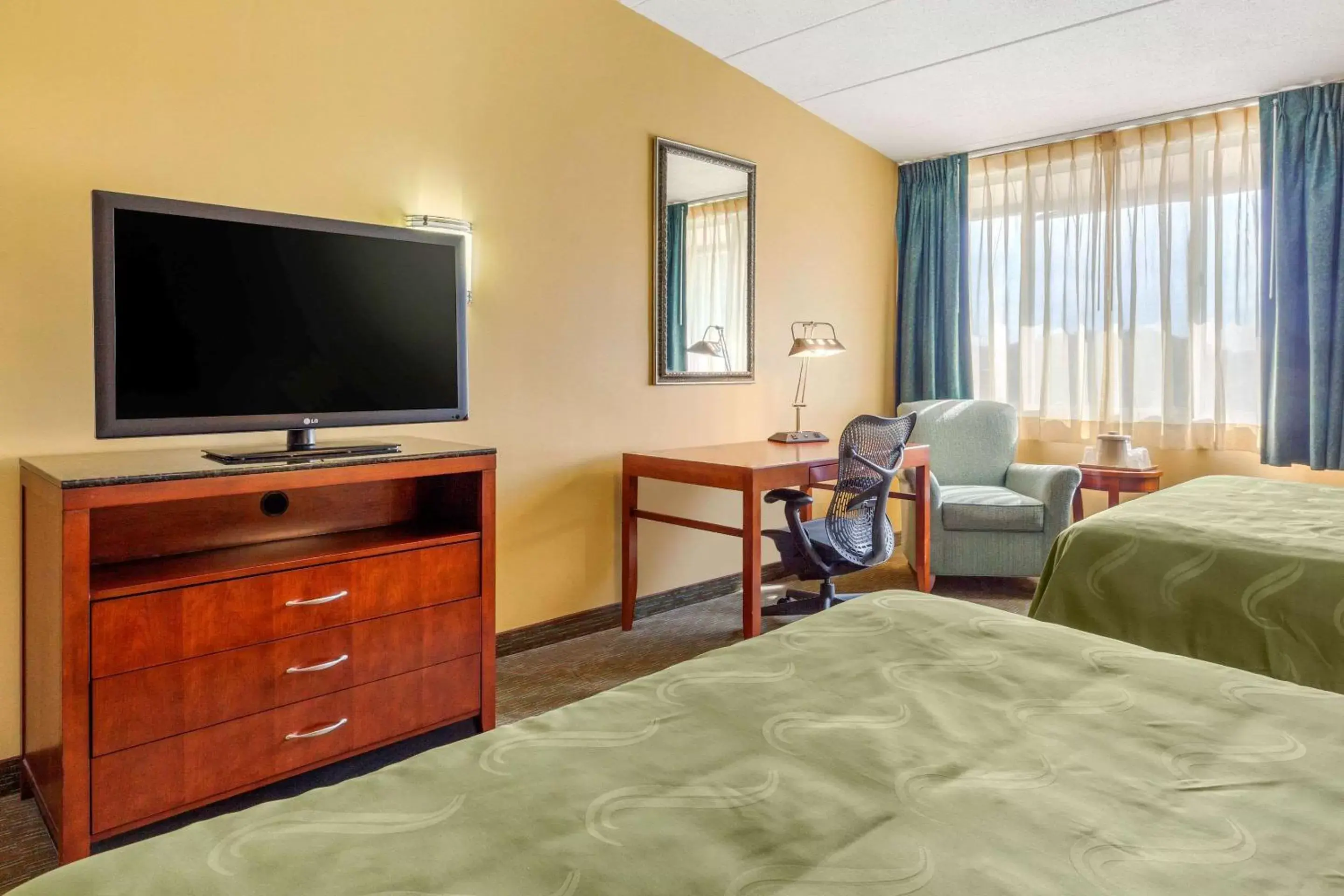 Photo of the whole room, TV/Entertainment Center in Quality Inn Old Saybrook - Westbrook