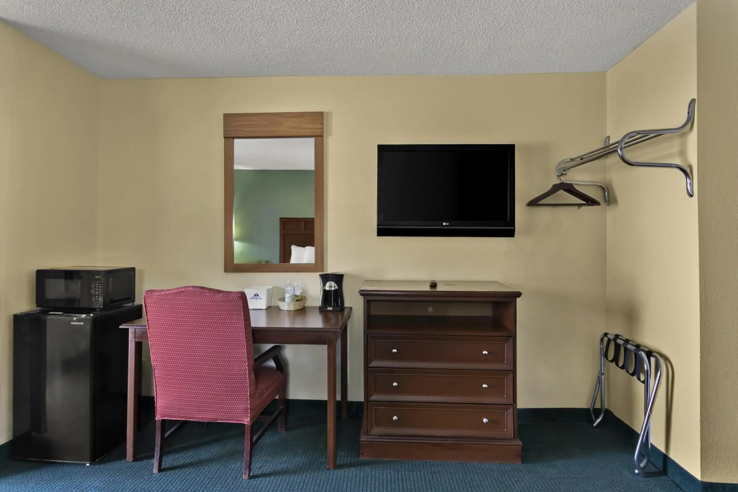 TV and multimedia, TV/Entertainment Center in Americas Best Value Inn Edenton