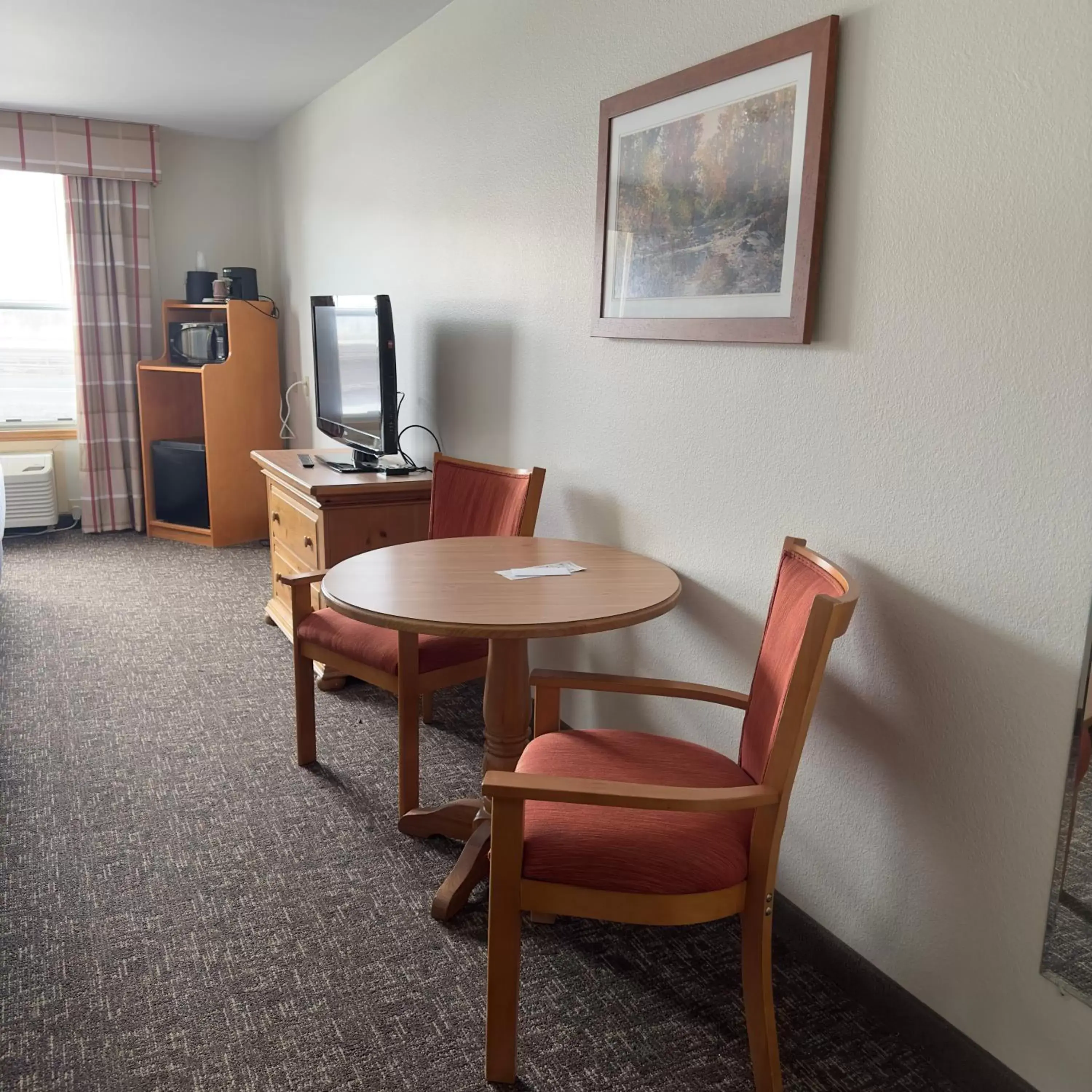 Dining Area in Duluth Inn & Suites Near Spirit Mountain