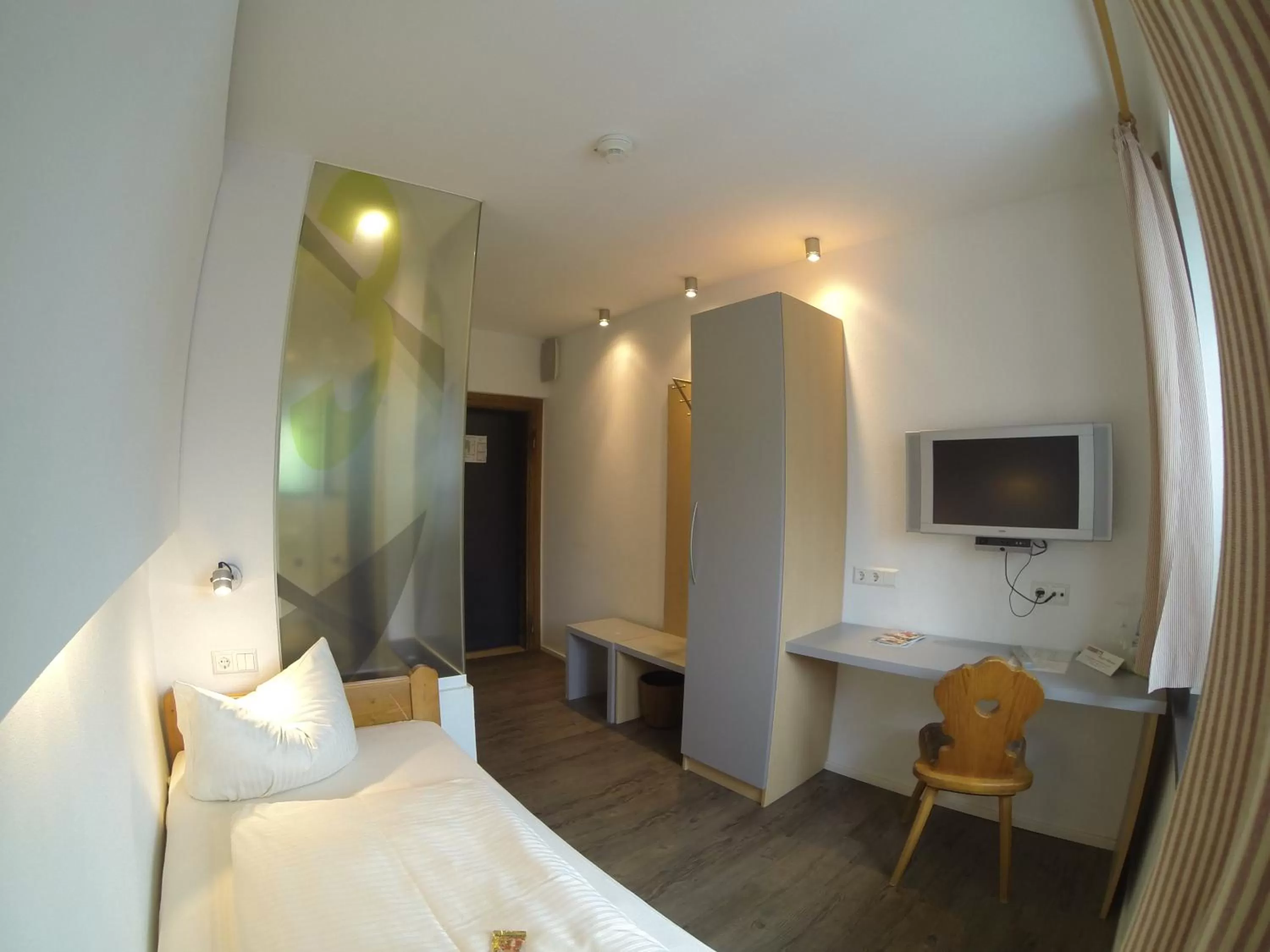 Photo of the whole room, Bed in Hotel Landgasthof Koechlin