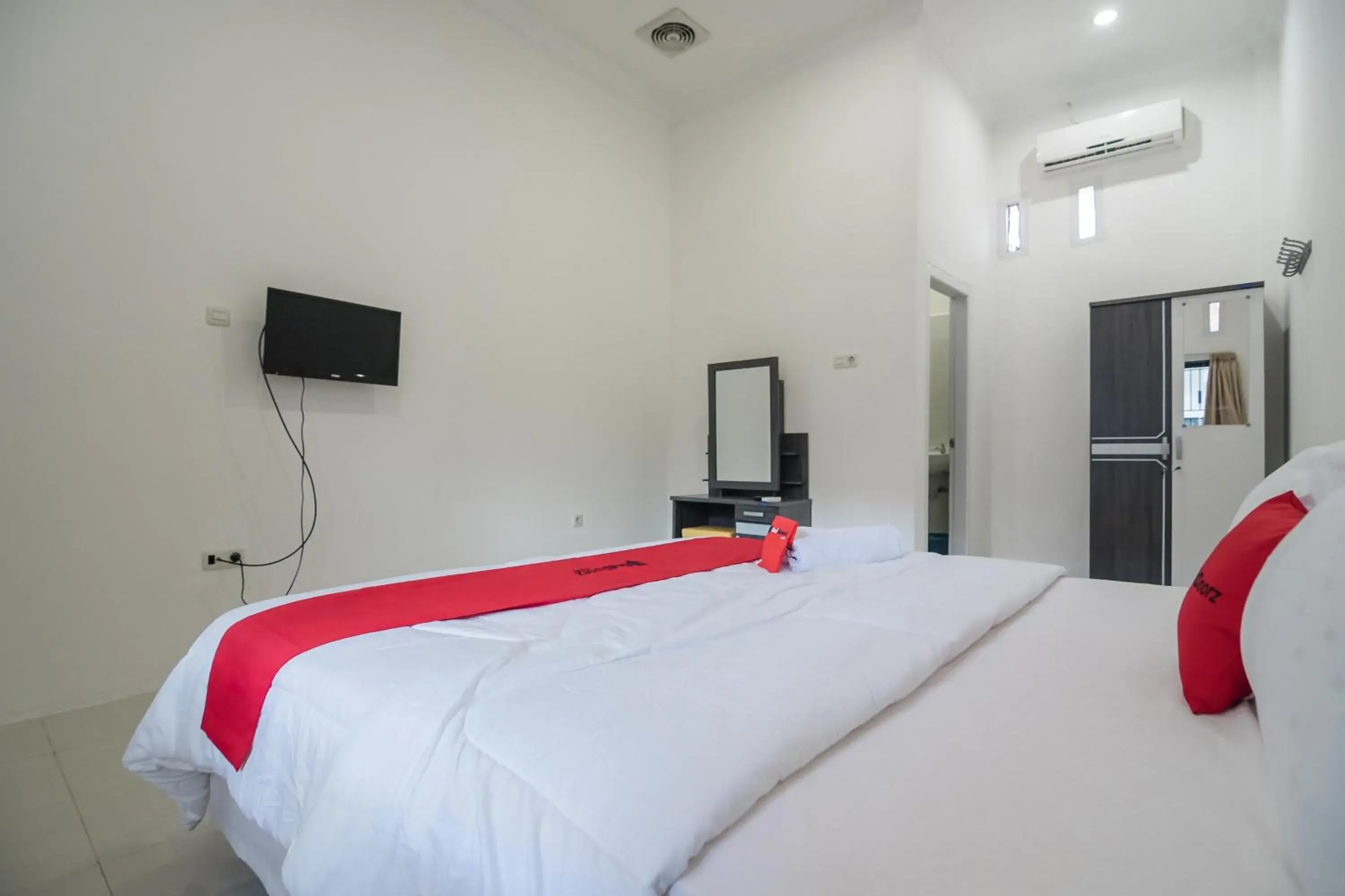 Bedroom, Bed in RedDoorz near Sultan Thaha Airport Jambi