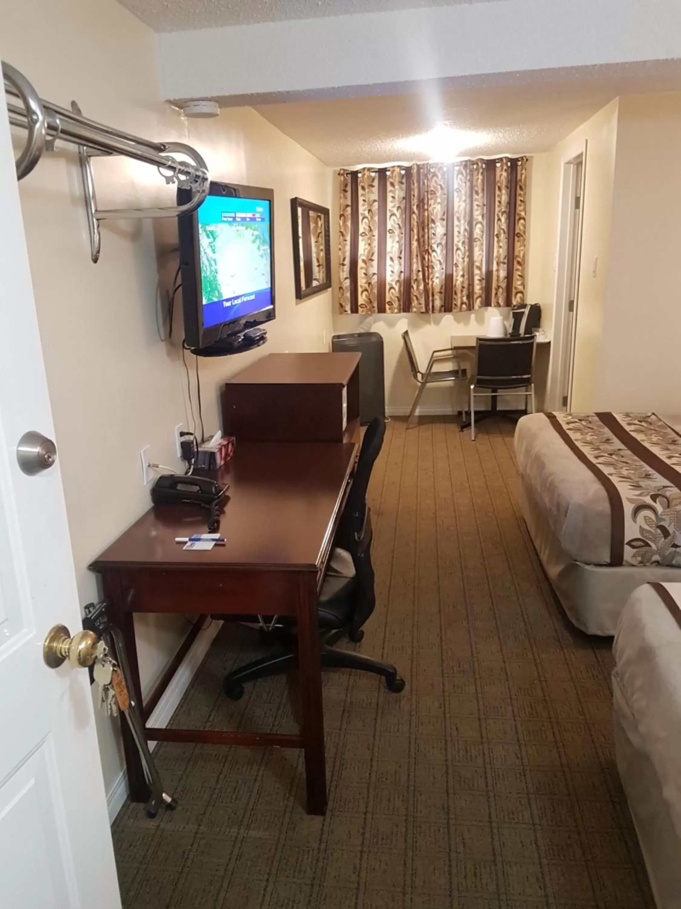 Seating area, TV/Entertainment Center in Parkway Motel & European Lodges
