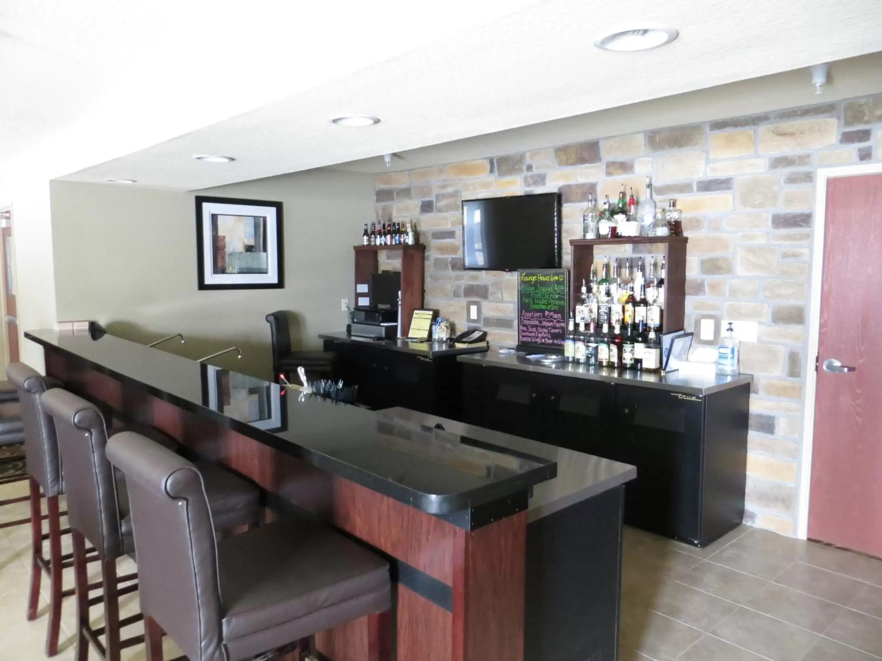 Lounge or bar in Cobblestone Inn & Suites - Harper