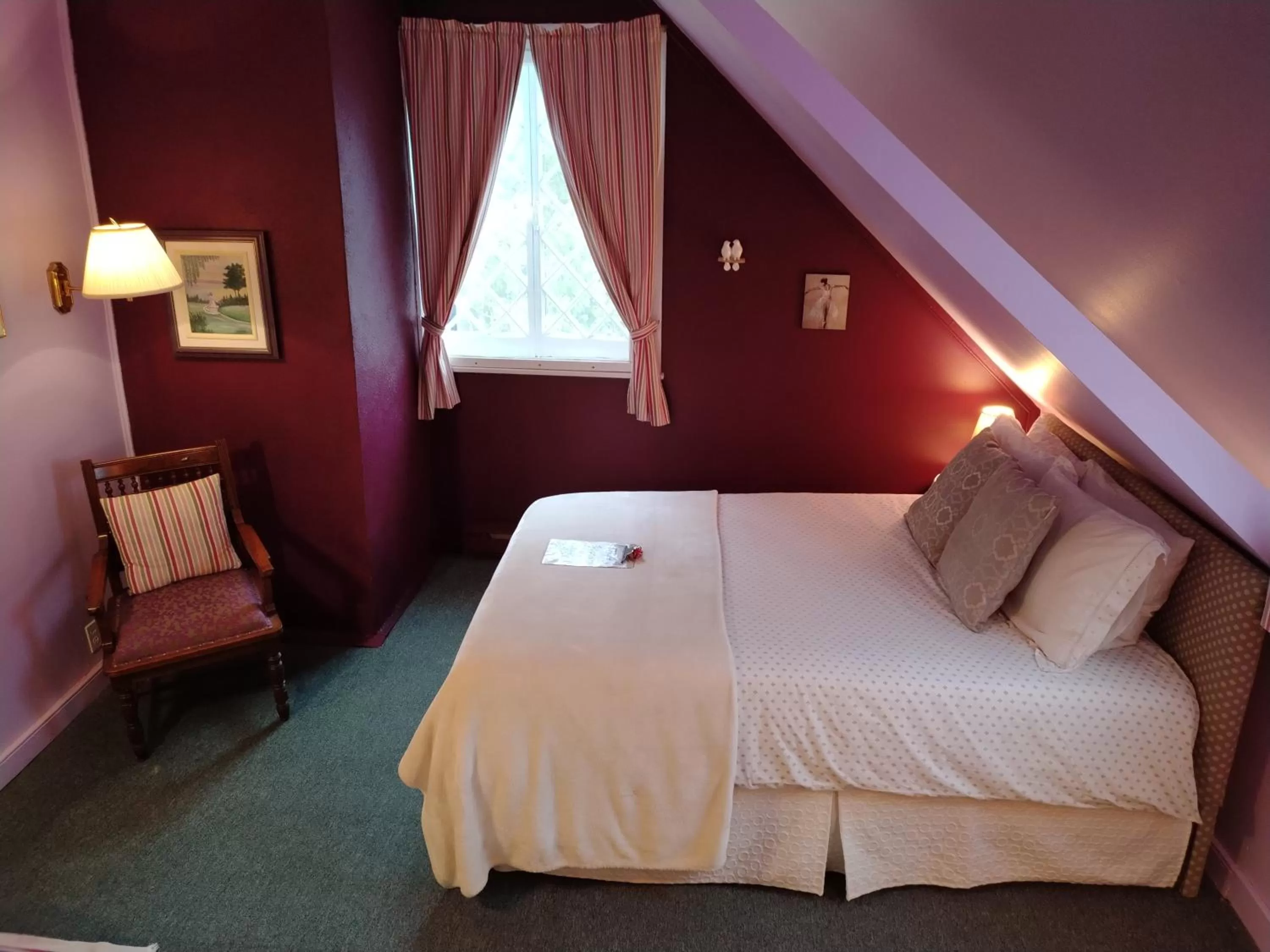 Queen Room with River View in Auberge La Châtelaine