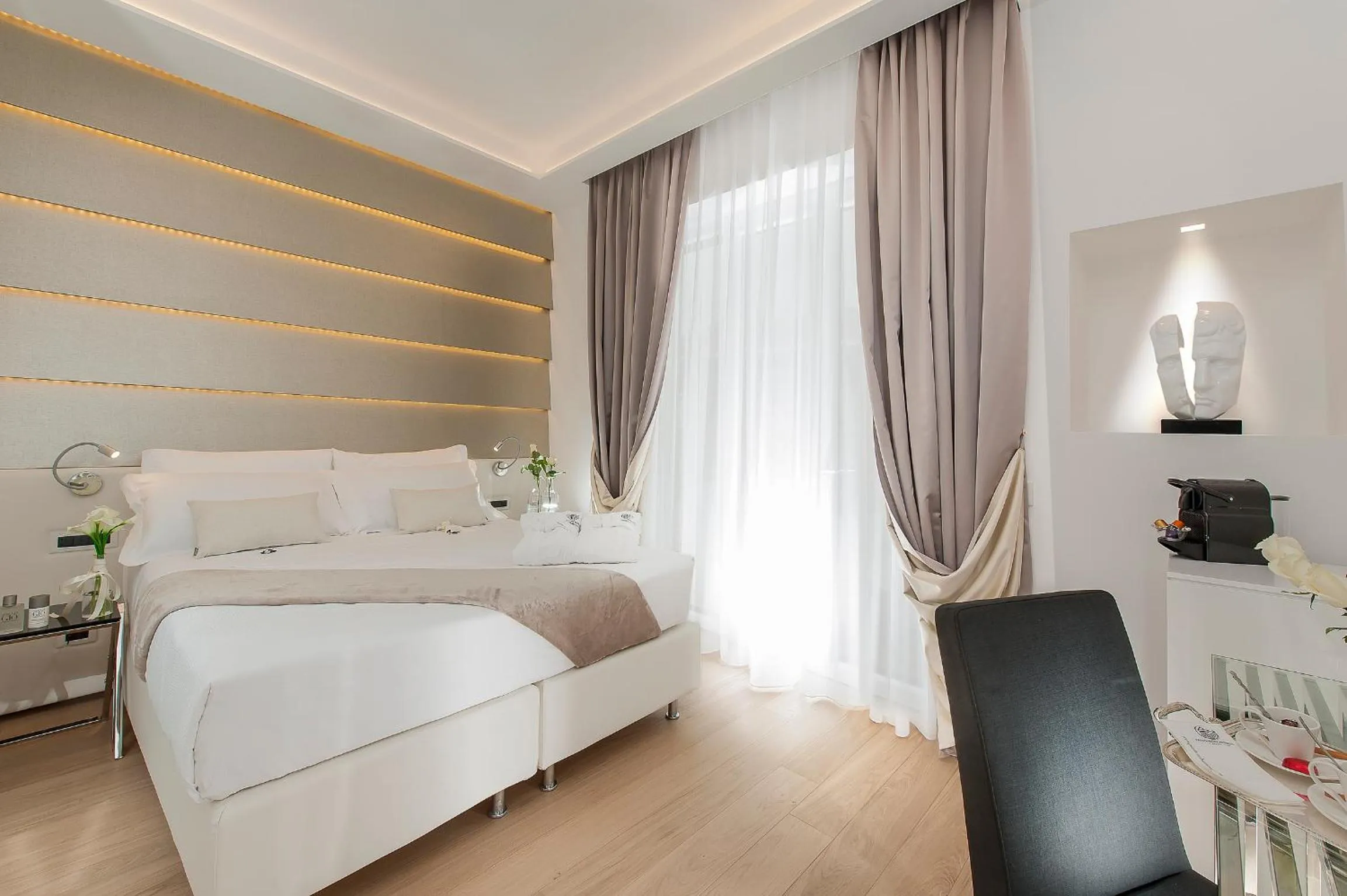 Photo of the whole room, Bed in Vatican Style