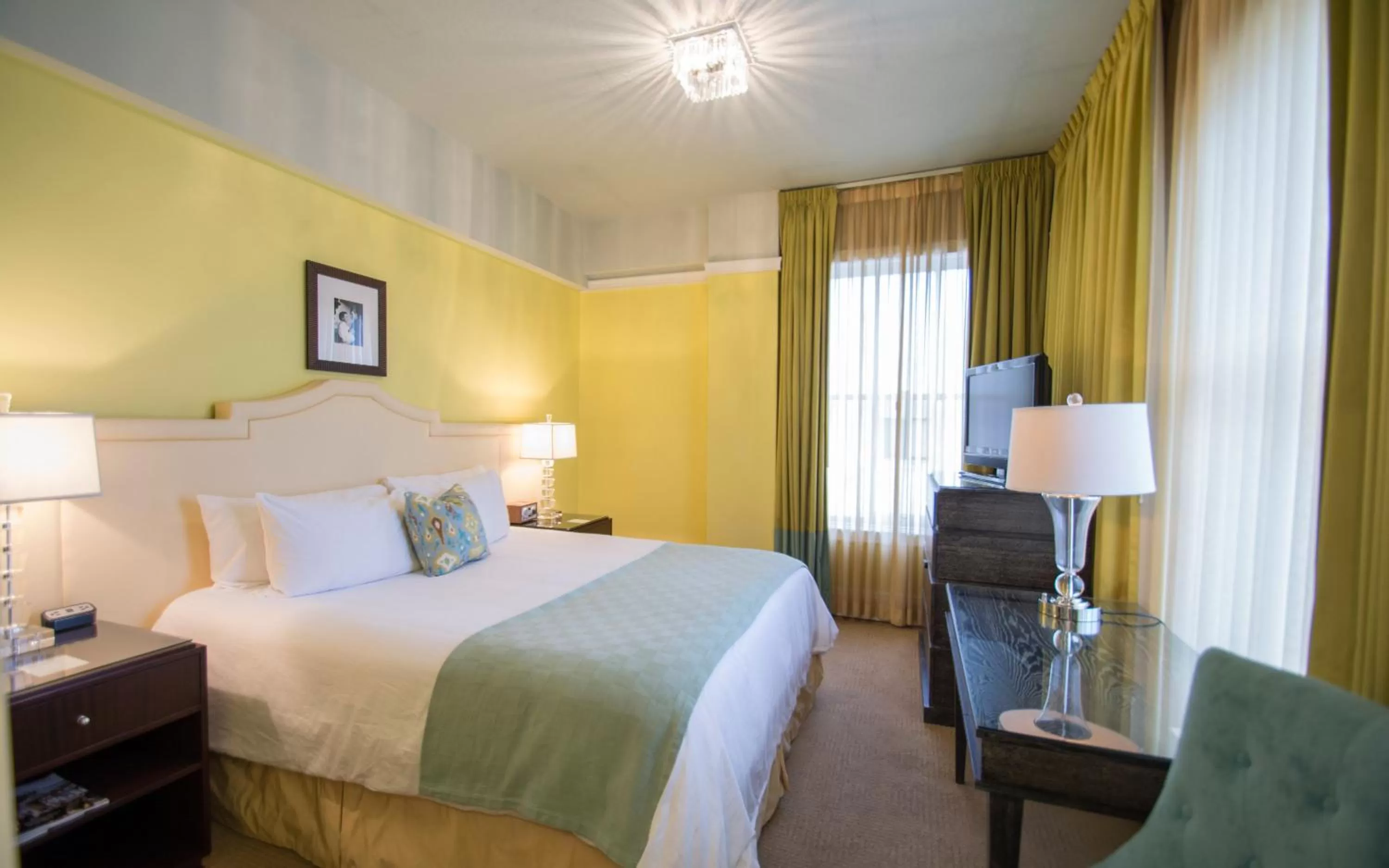 Photo of the whole room, Bed in Hotel DeLuxe