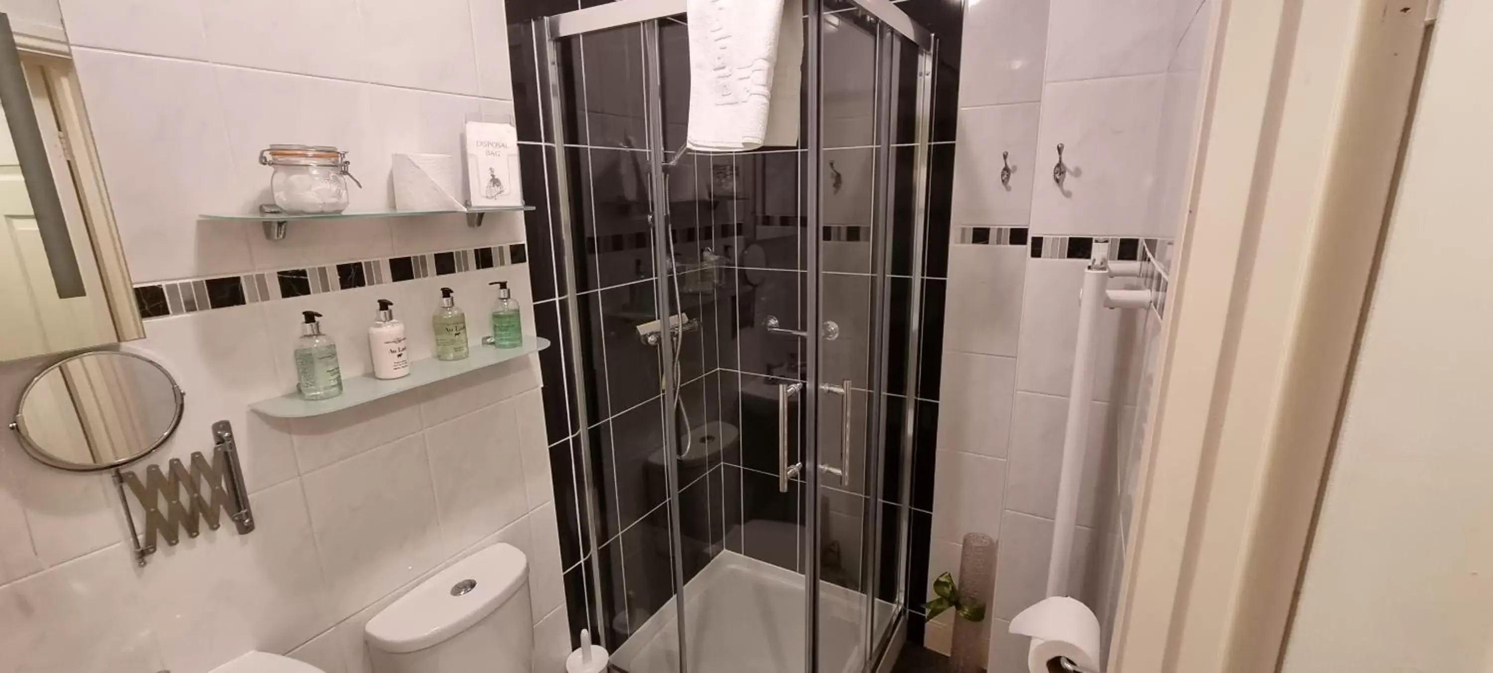 Bathroom in Glencoe Guest House